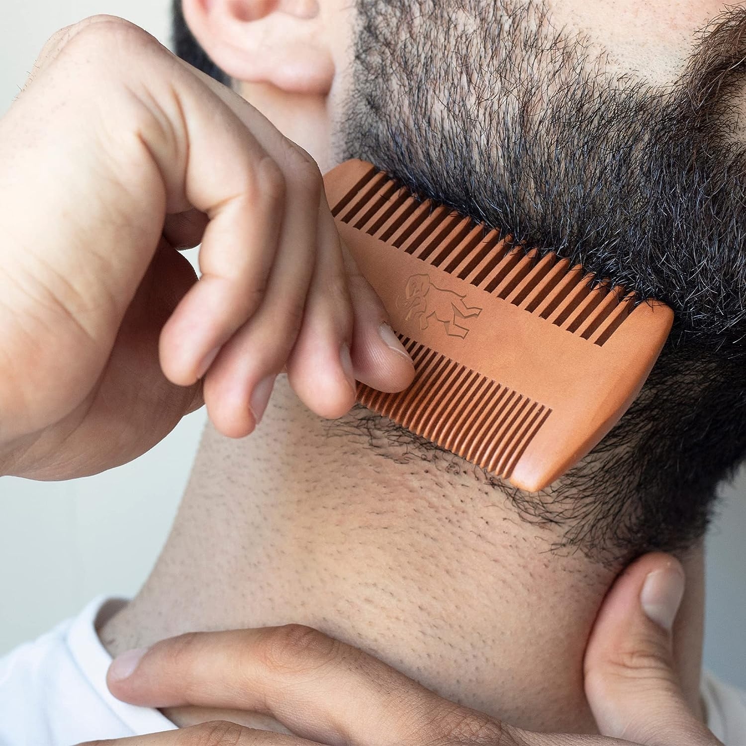 camden-barbershop-company-beard-comb-xtena-peripoiisis-gia-genia-mousia-moustaki-apo-ksilo-axladias-me-thiki-apo-vegan-derma-2.jpg