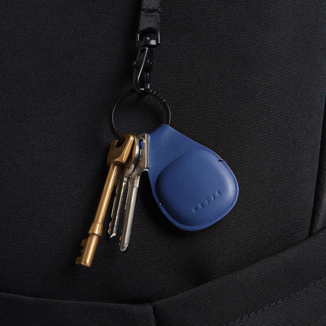 mujjo-canopy-dermatini-thiki-brelok-apple-airtag-monaco-blue-5.jpg