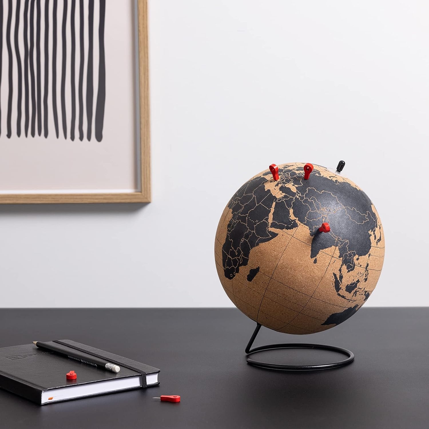 navaris-cork-globe-with-pins-diakosmitiki-idrogeios-sfaira-apo-fello-me-10-pinezes-diametros-20-cm-brrown-black-print-1.jpg