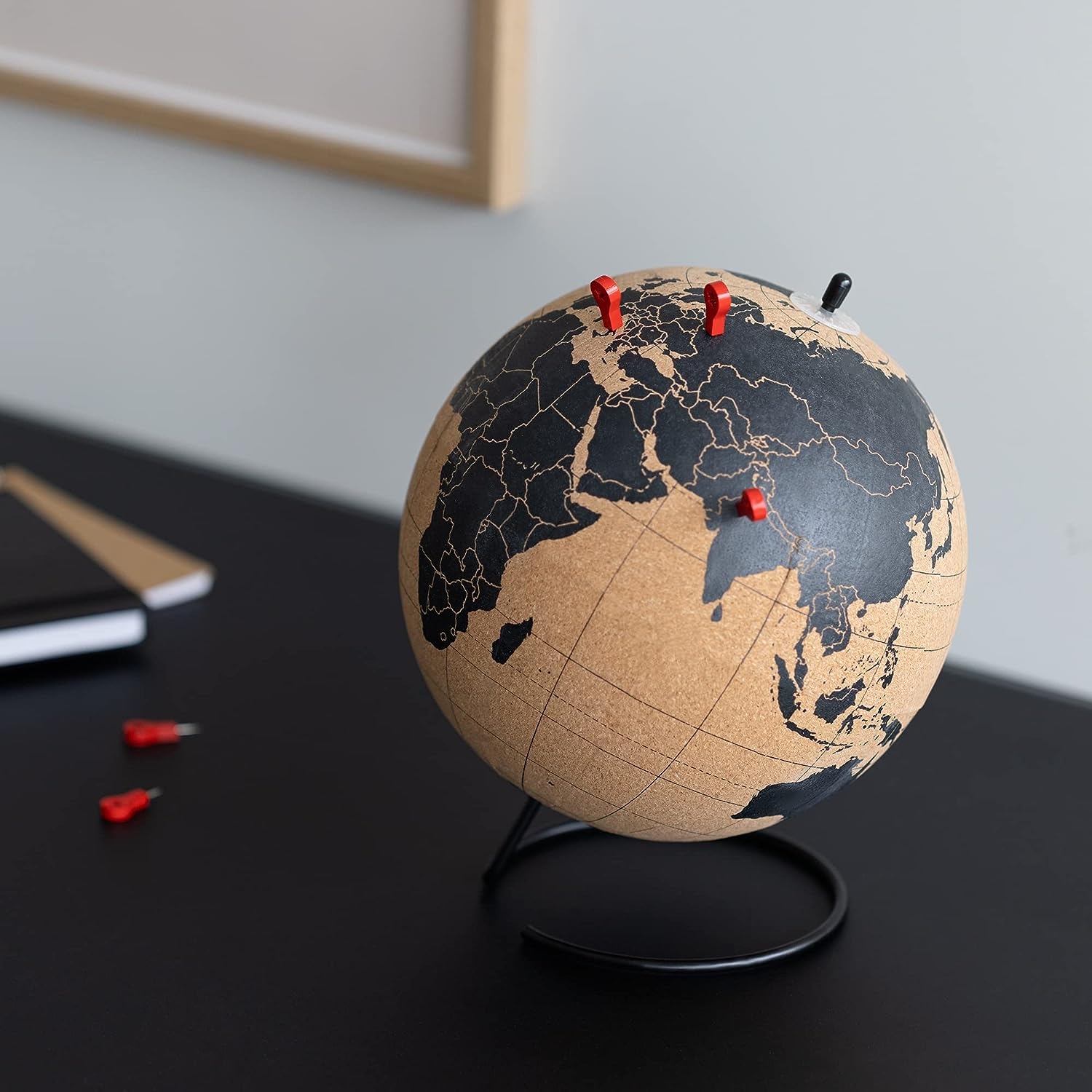 navaris-cork-globe-with-pins-diakosmitiki-idrogeios-sfaira-apo-fello-me-10-pinezes-diametros-20-cm-brrown-black-print-2.jpg