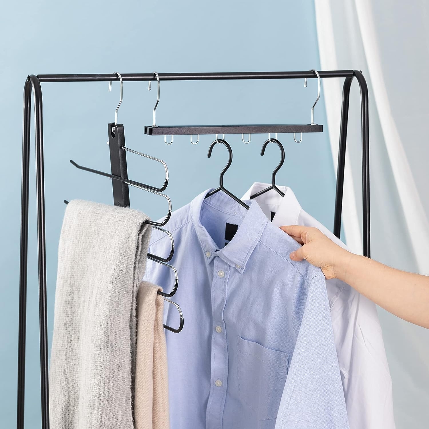 navaris-multifunctional-wooden-clothes-hanger-set-me-2-kremastres-rouxon-6-theseon-apo-ksilo-glykanisou-kai-anoksidoto-atsali-black-1.jpg