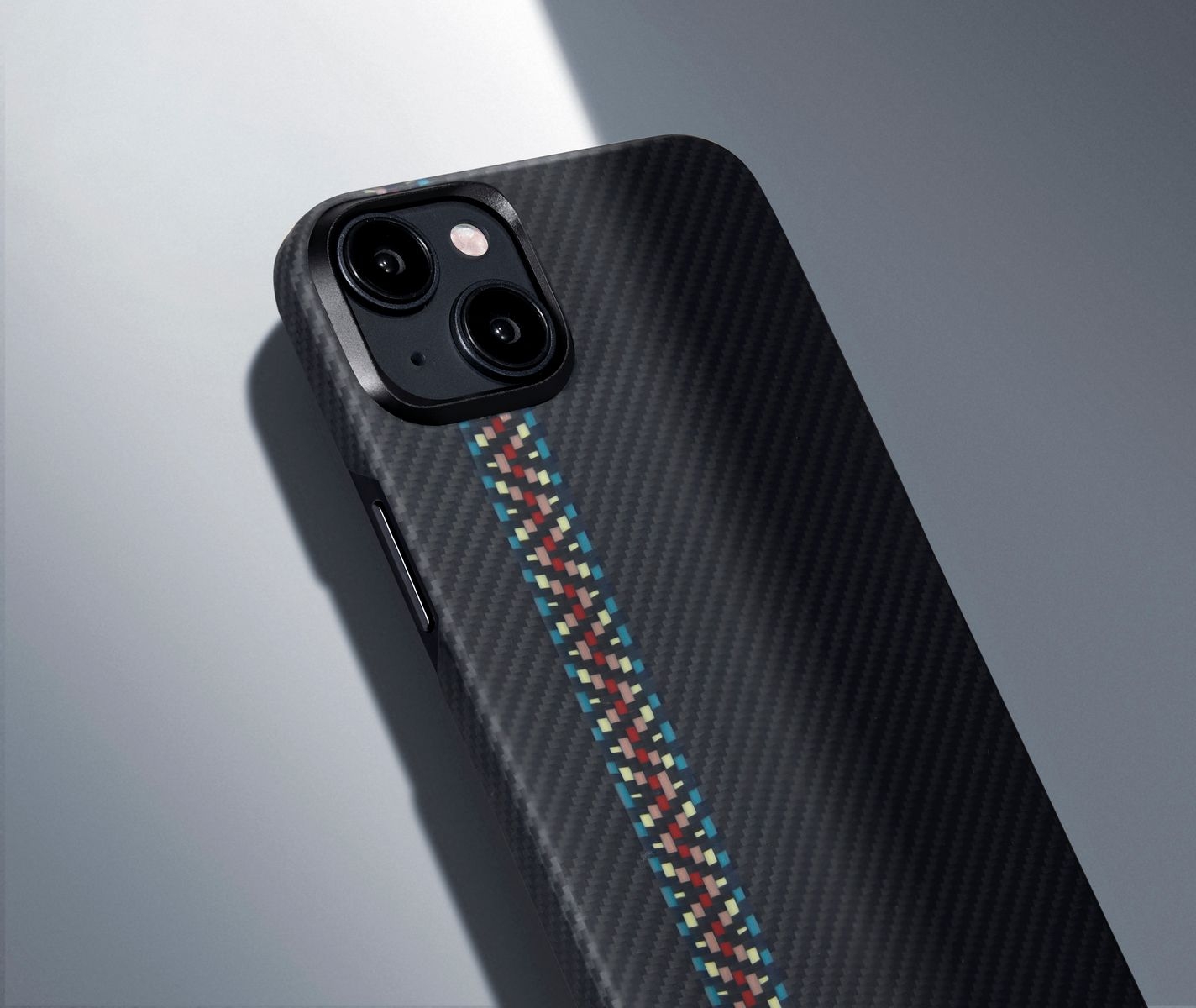 pitaka-fusion-weaving-magez-case-4-magsafe-thiki-aramid-fiber-body-apple-iphone-15-plus-0-95-mm-600-d-rhapsody-10.jpeg