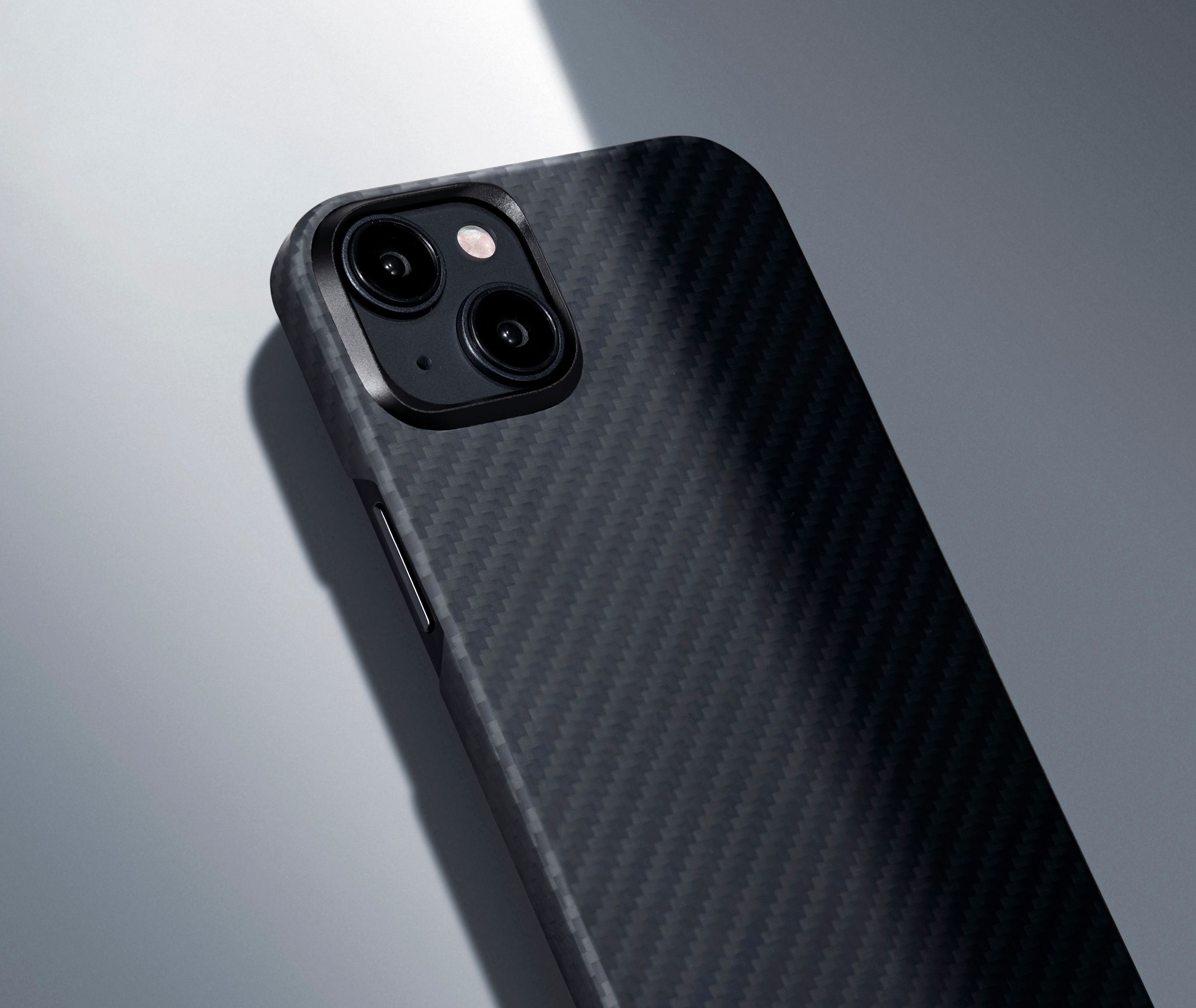 pitaka-magez-case-4-magsafe-thiki-aramid-fiber-body-apple-iphone-15-1-15-mm-1500-d-black-grey-twill-1.jpeg
