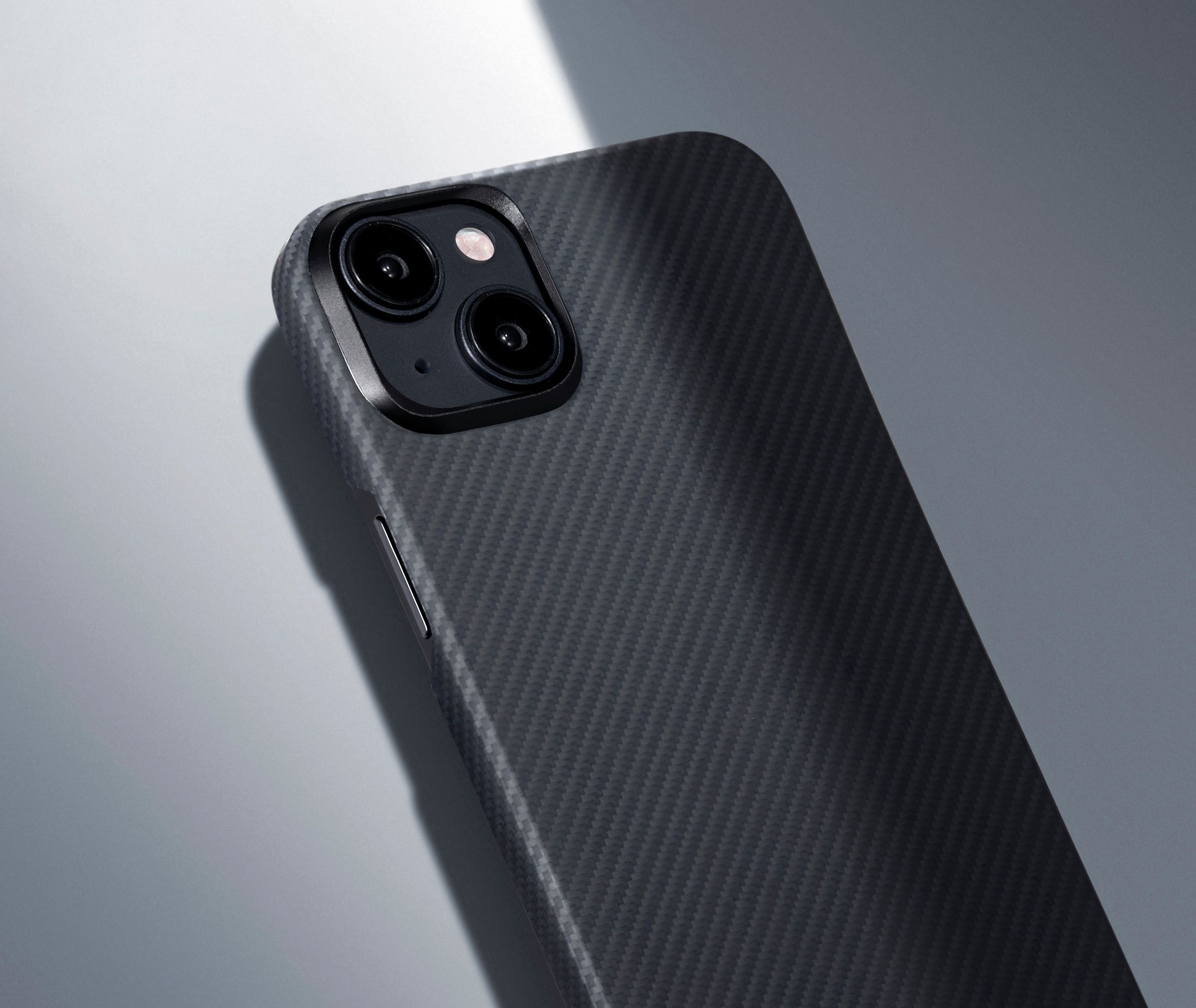 pitaka-magez-case-4-magsafe-thiki-aramid-fiber-body-apple-iphone-15-plus-0-95-mm-600-d-black-grey-twill-22.jpeg