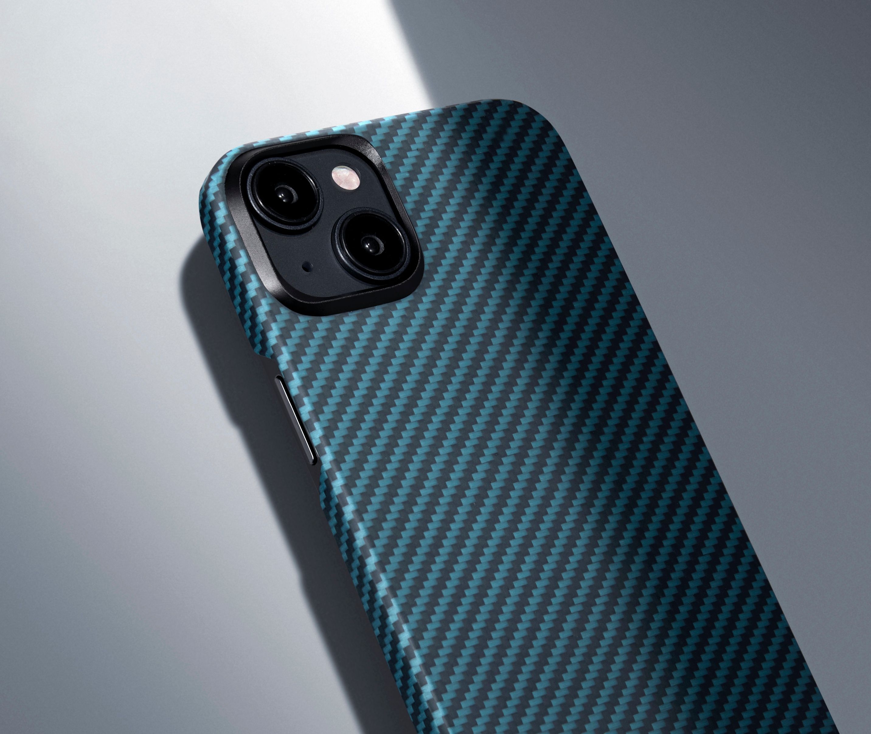 pitaka-magez-case-4-magsafe-thiki-aramid-fiber-body-apple-iphone-15-plus-1-15-mm-1500-d-black-blue-twill-7.jpeg