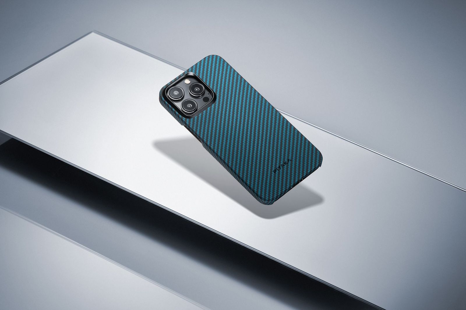 pitaka-magez-case-4-magsafe-thiki-aramid-fiber-body-apple-iphone-15-pro-1-15-mm-1500-d-black-blue-twill-3.jpeg