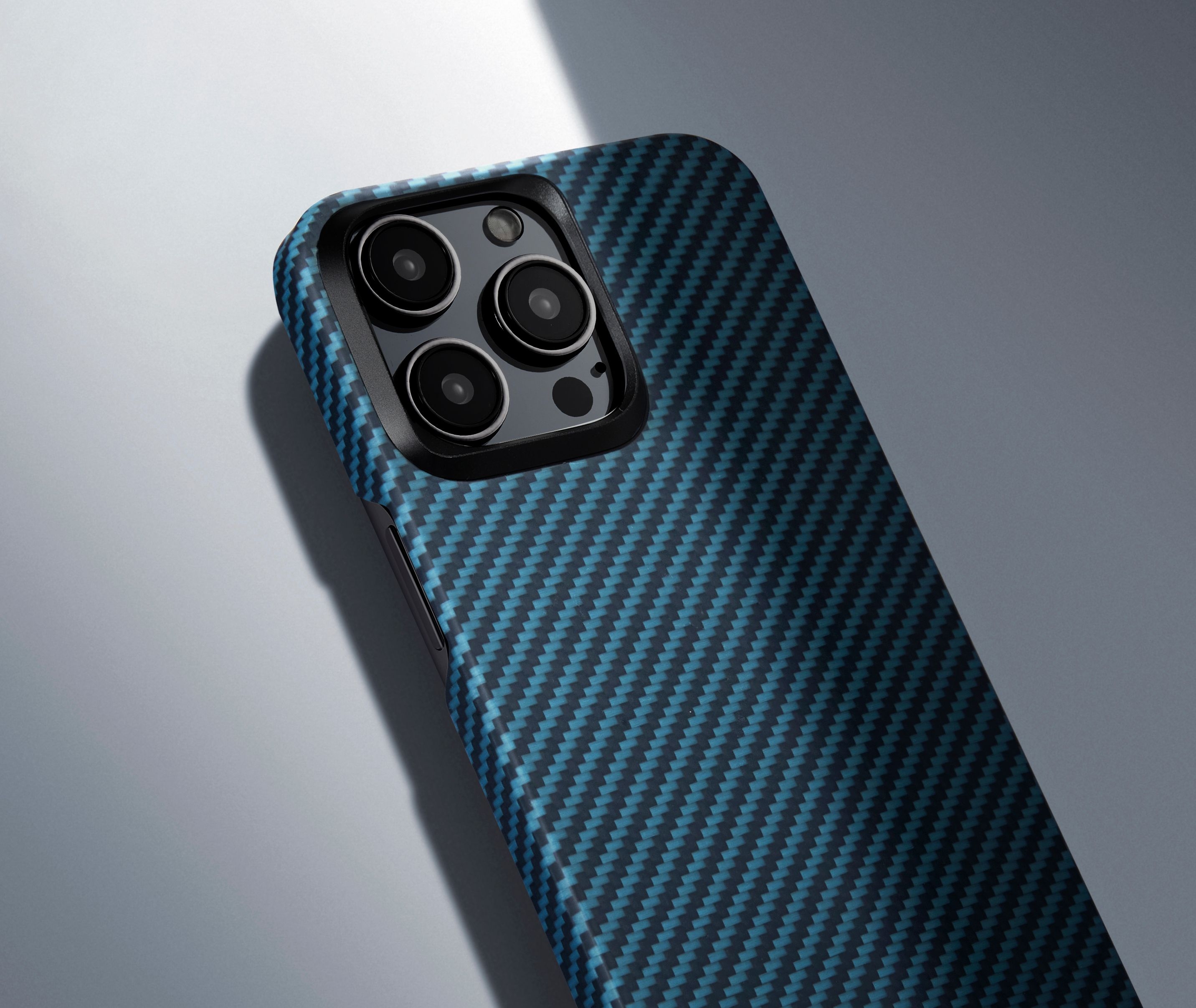 pitaka-magez-case-4-magsafe-thiki-aramid-fiber-body-apple-iphone-15-pro-max-1-15-mm-1500-d-black-blue-twill-6.jpeg