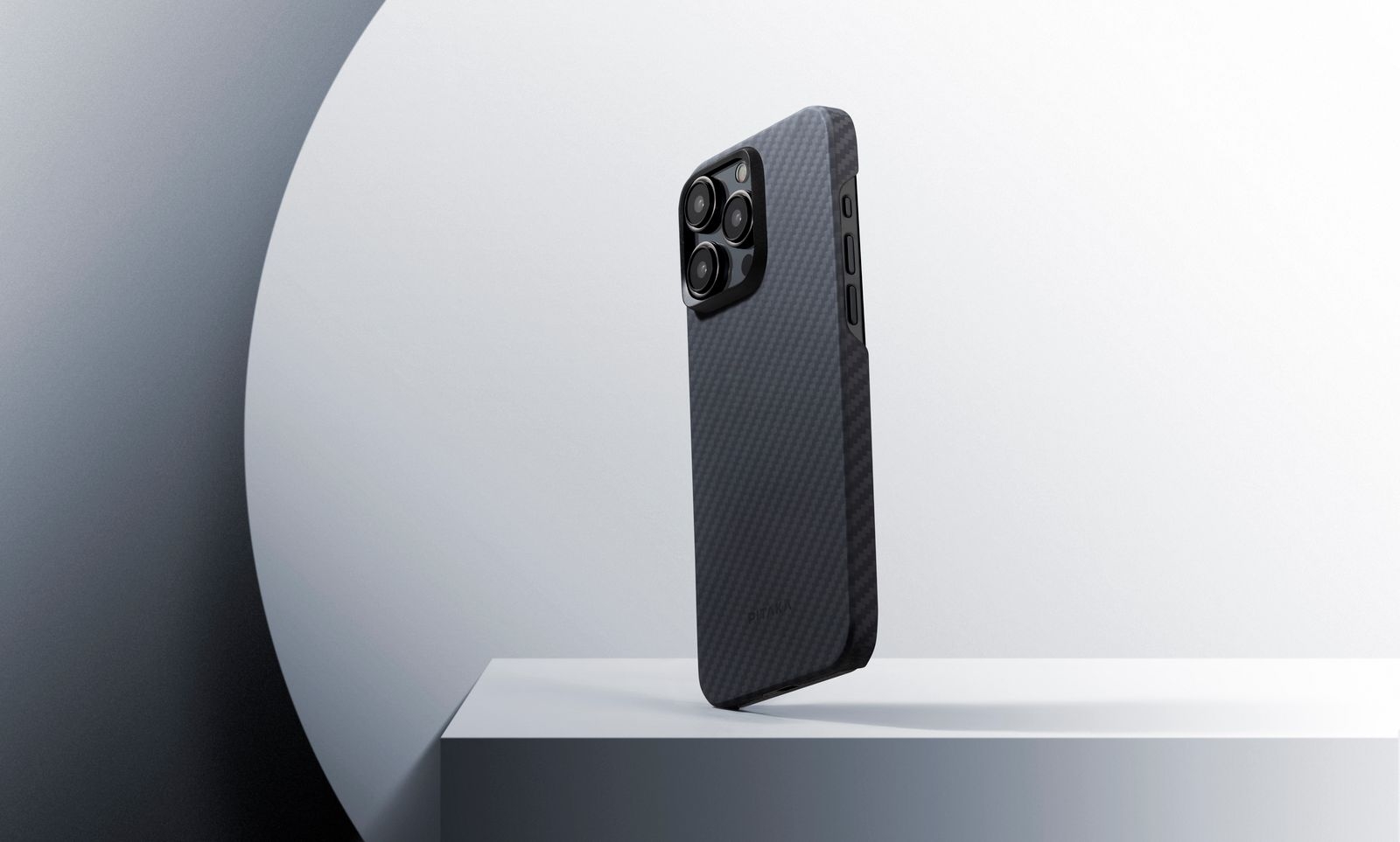 pitaka-magez-case-4-magsafe-thiki-aramid-fiber-body-apple-iphone-15-pro-max-1.15-mm-1500-d-black-grey-twill-3.jpeg