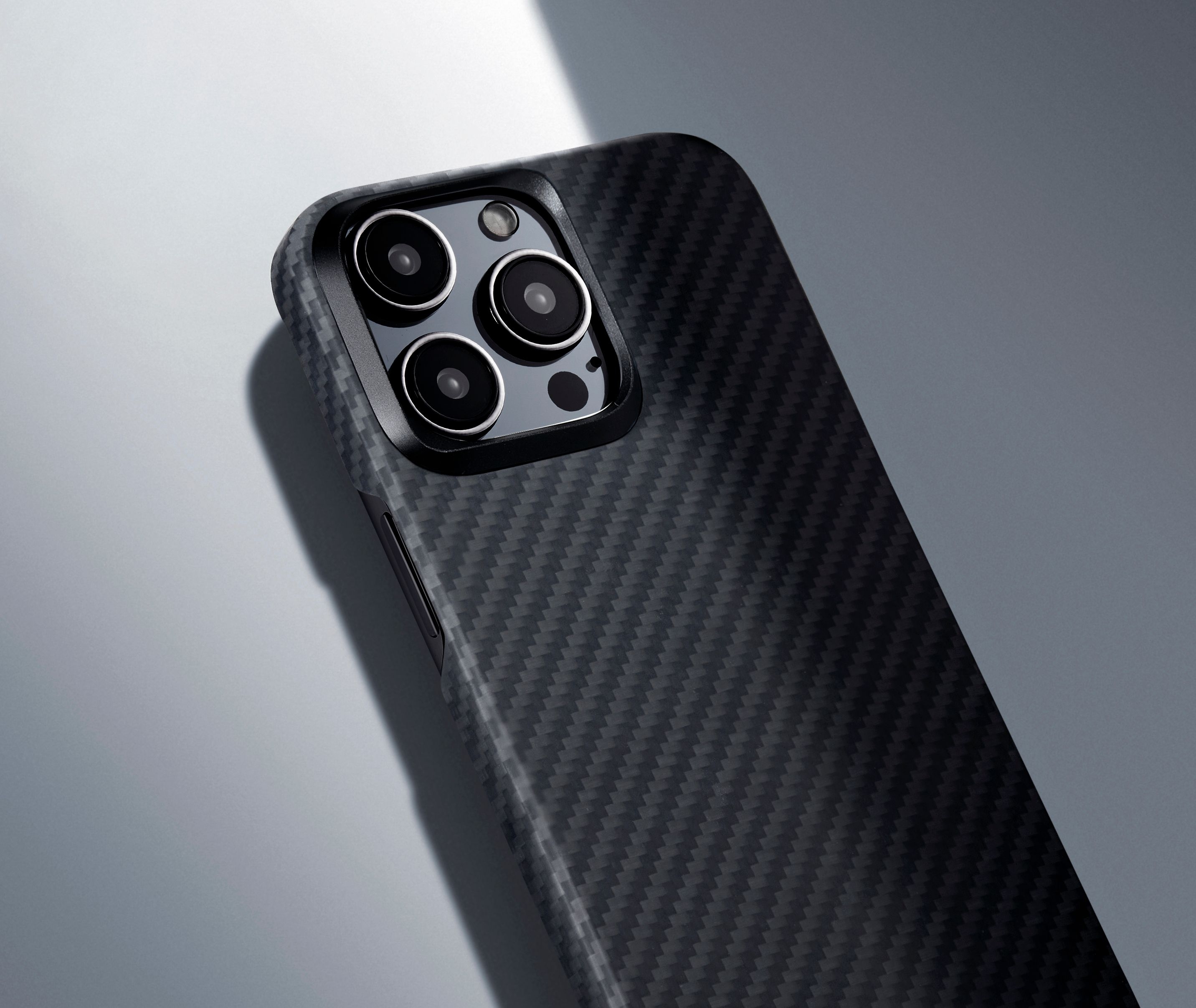 pitaka-magez-case-4-magsafe-thiki-aramid-fiber-body-apple-iphone-15-pro-max-1.15-mm-1500-d-black-grey-twill-4.jpeg