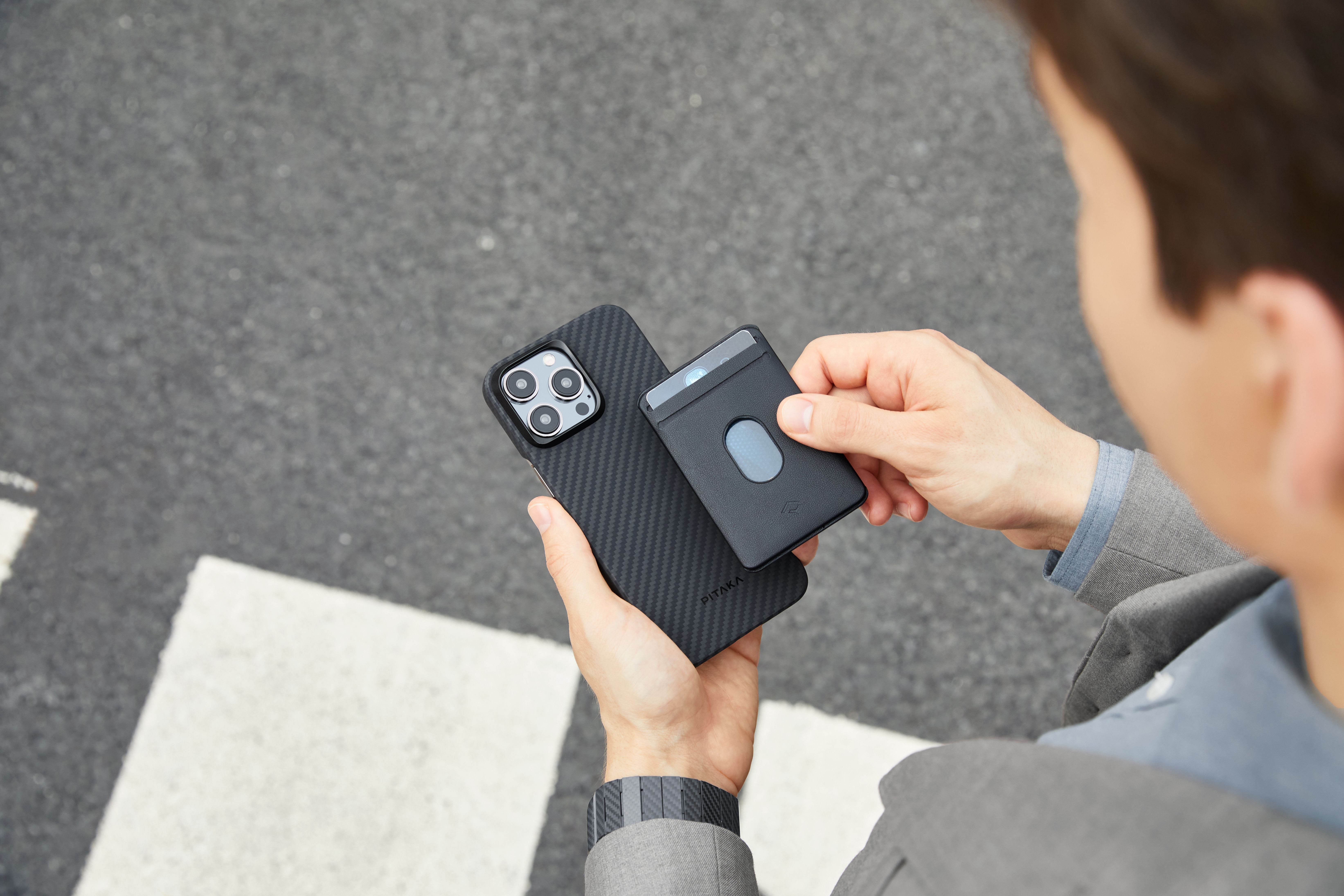 pitaka-magez-case-4-magsafe-thiki-aramid-fiber-body-apple-iphone-15-pro-max-1.15-mm-1500-d-black-grey-twill-7.jpeg