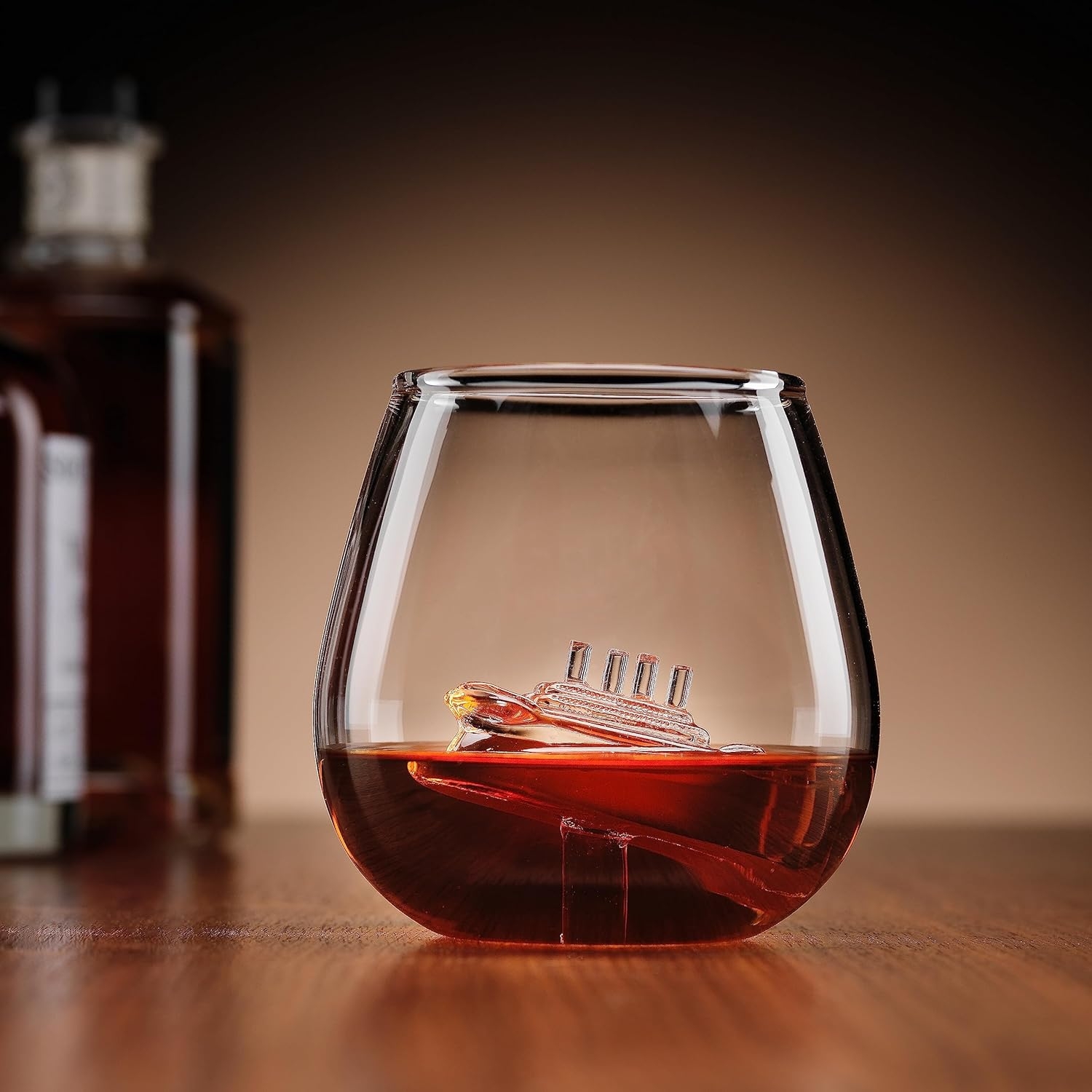 the-source-ingenious-sinking-ship-in-a-glass-gialino-potiri-potou-whisky-me-diakosmitiko-vithizomeno-ploio-sto-esoteriko-tou-610-ml-2.jpg