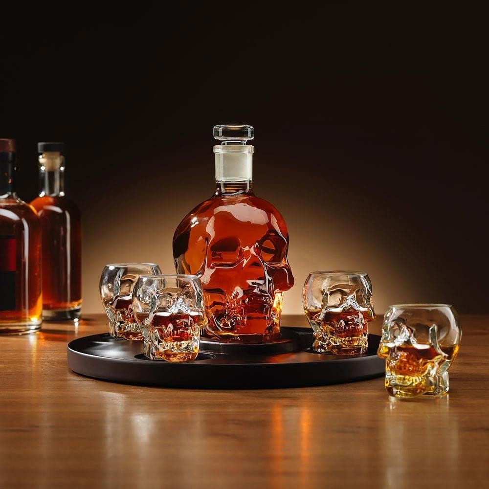 the-source-ingenious-skull-decanter-set-gialino-set-potou-se-sxima-kraniou-me-1-karafa-servirismatos-me-poma-4-potiria-kai-1-diskos-1.jpg