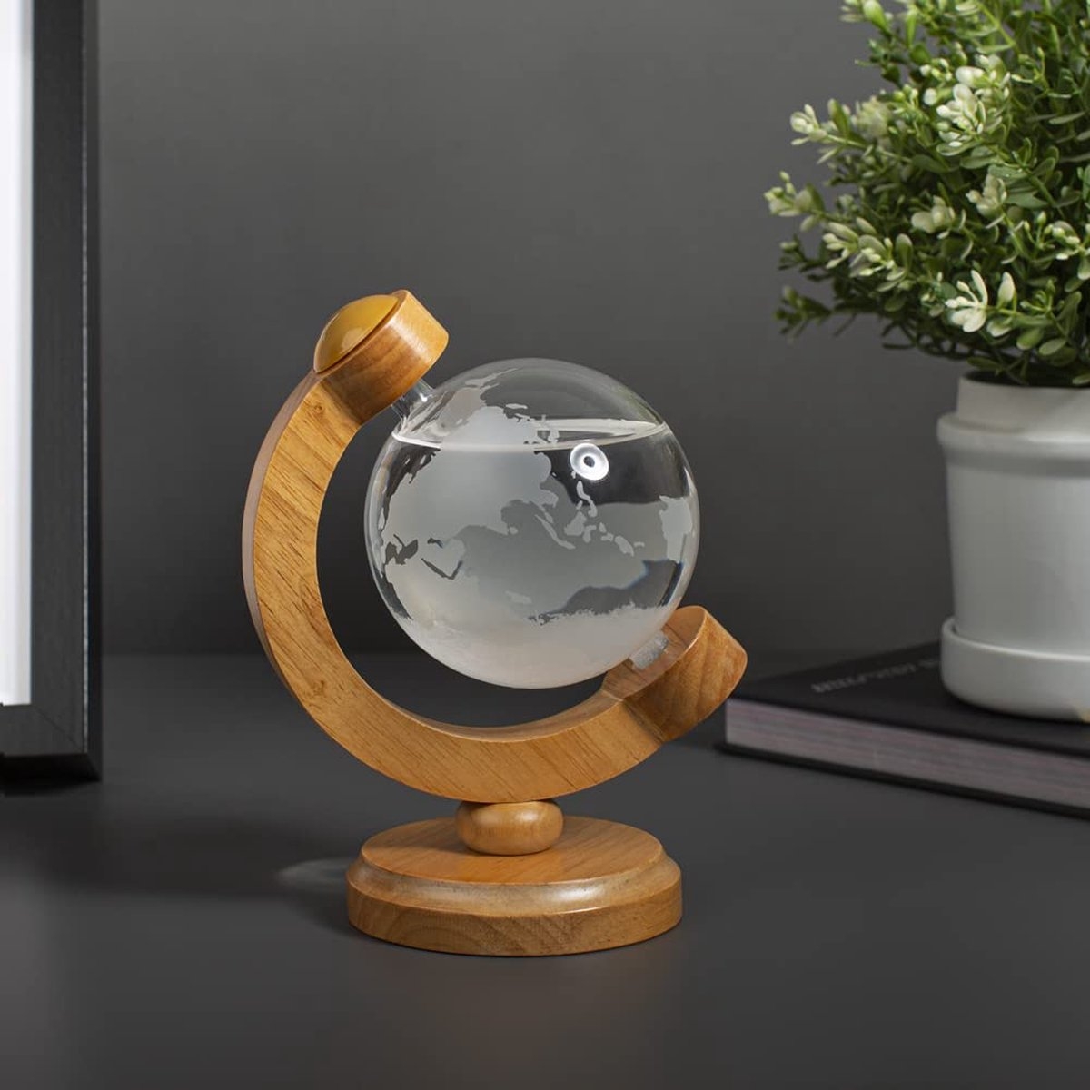 the-source-ingenious-storm-globe-with-stand-varometro-provlepsis-kairou-sfaira-kategidas-me-ksilini-vasi-4.jpg