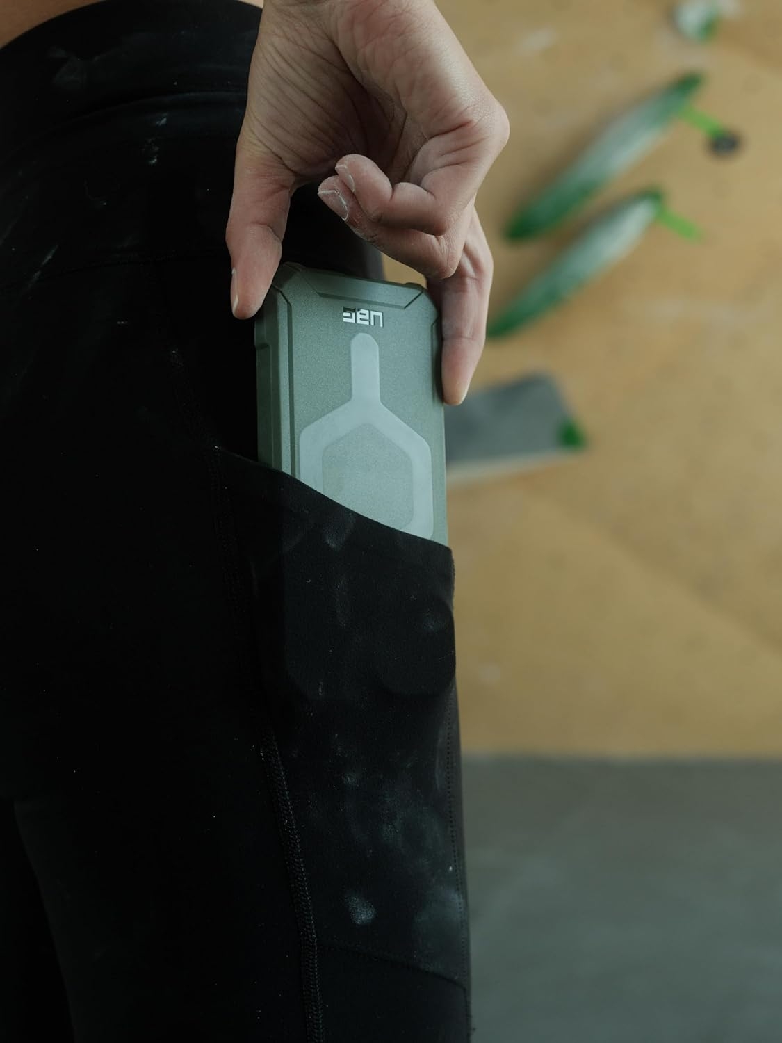 uag-essential-armor-anthektiki-magsafe-thiki-silikonis-apple-iphone-15-pro-olive-drab-2.jpg