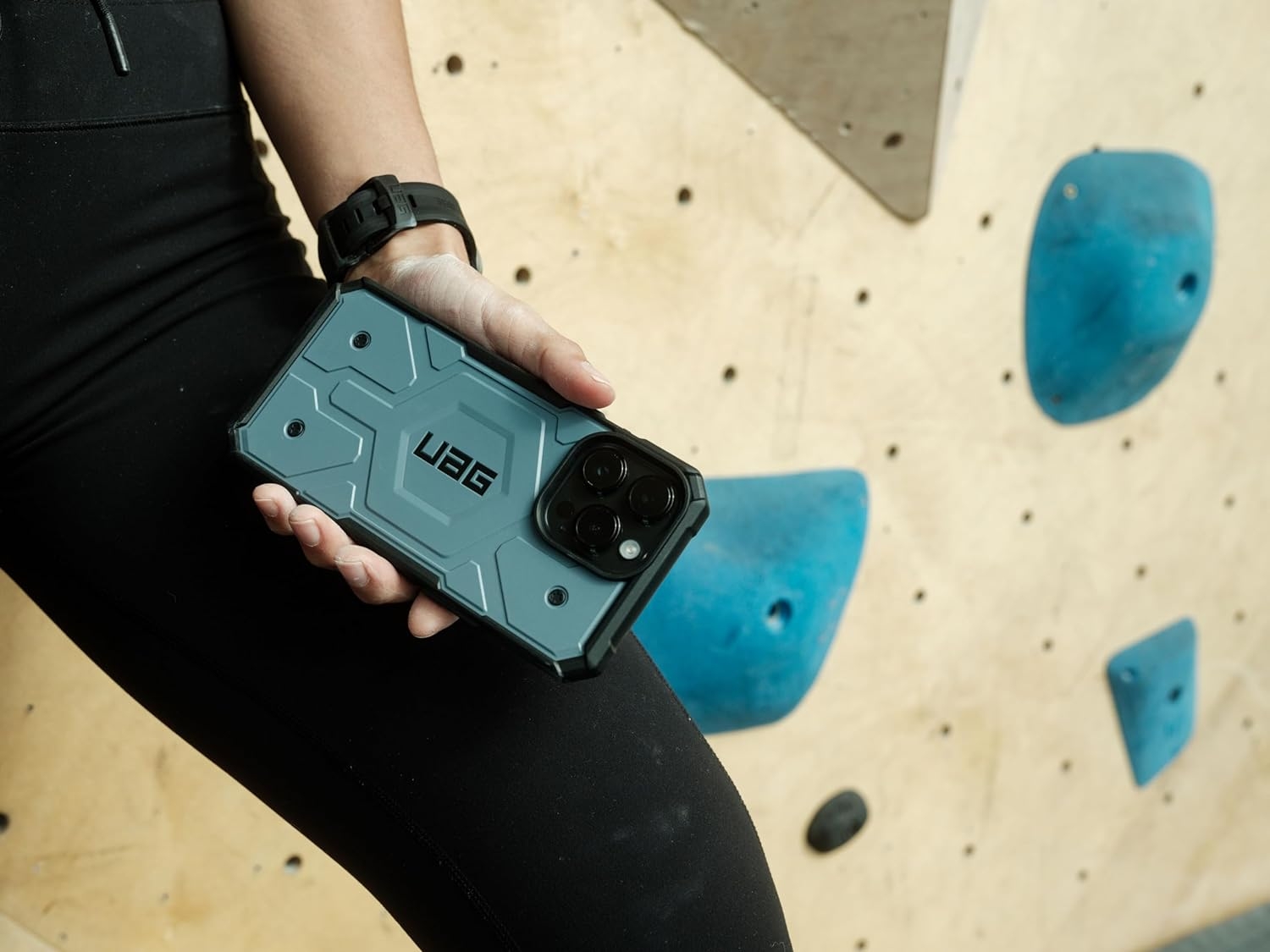 uag-pathfinder-anthektiki-thiki-magsafe-apple-iphone-15-pro-cloud-blue-2.jpg