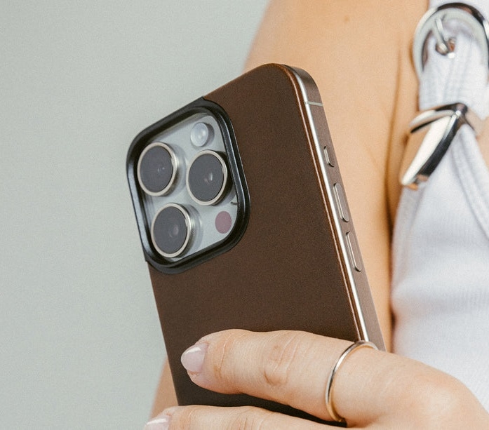 kalimma-apple-iphone-16-pro-max-nomad-magnetic-leather-back-horween-magnitiko-dermatino-platis-me-magsafe-rustic-brown-7_1.jpg