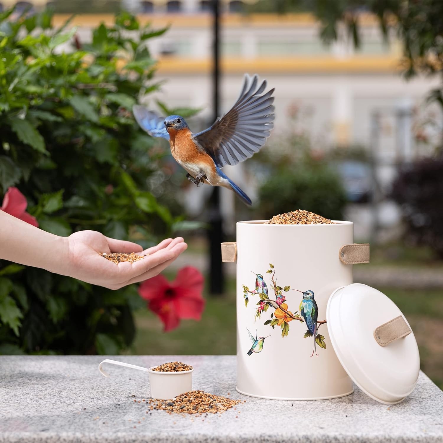 navaris-bird-seed-container-metalliko-doxeio-apothikefsis-trofis-gia-poulia-ksiras-trofis-gia-katoikidia-me-sesoula-kai-laves-apo-pu-derma-4-9-litre-1.jpg