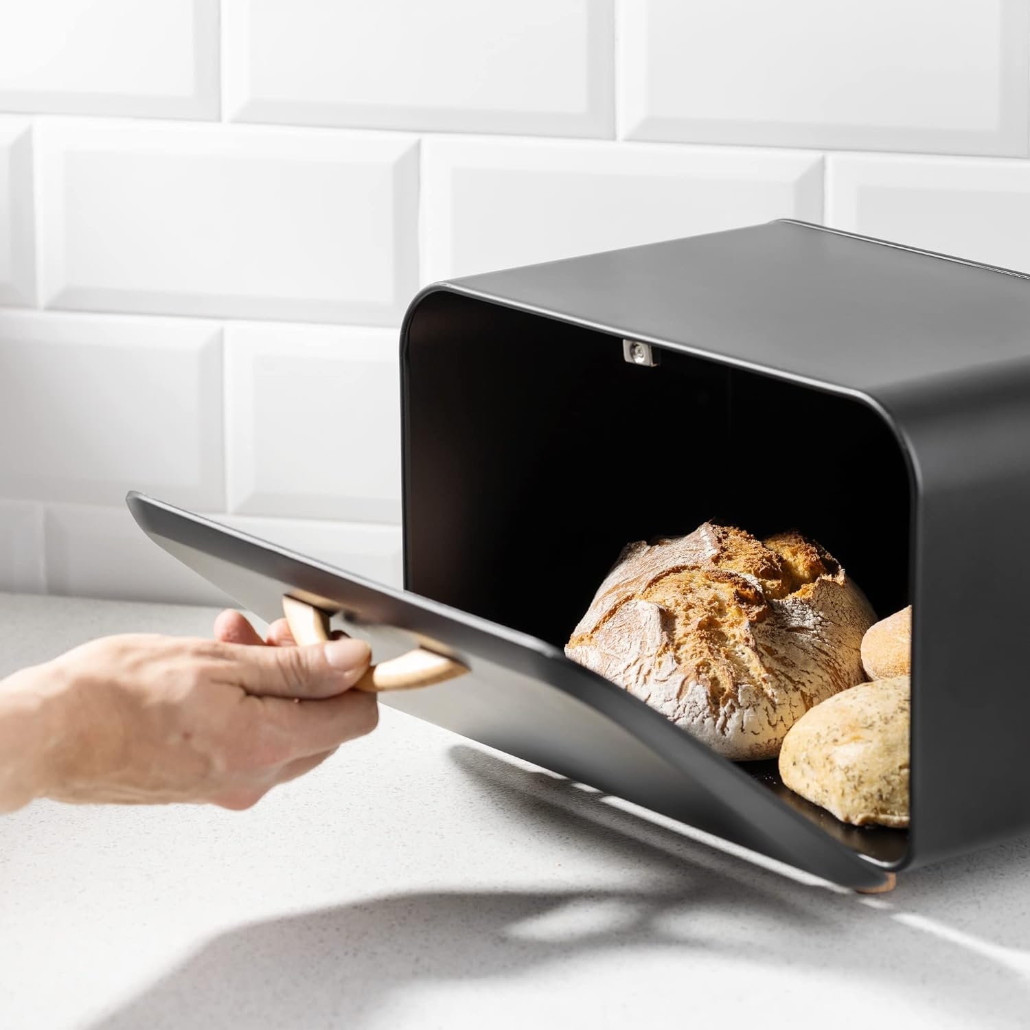 navaris-bread-bin-metal-bread-box-metalliki-psomiera-kouti-apothikeysis-psomiou-me-magnitiko-portaki-kapaki-apo-ksilo-oksias-black-2.jpg