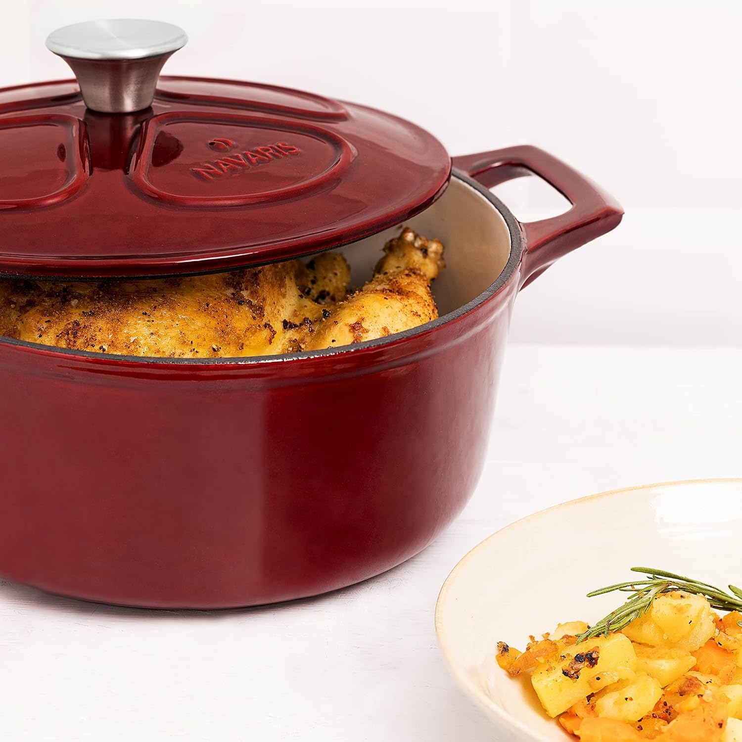 navaris-cast-iron-casserole-dish-with-lid-antikollitiki-katsarola-apo-xitosidiro-gia-esties-fourno-24cm-3-5-litre-burgundy-4.jpg
