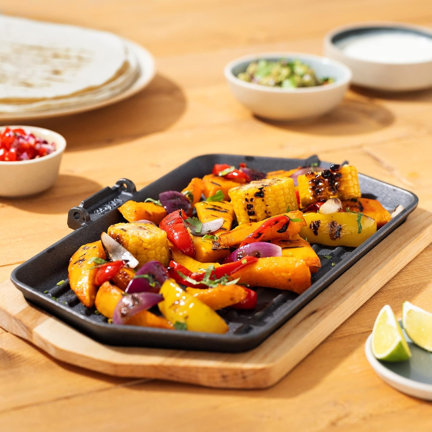 navaris-cast-iron-fajita-skillet-tigani-griliera-apo-mantemi-gia-fajita-kreata-laxanika-me-vasi-apo-ksilo-simidas-kai-afairoumeni-lavi-34-20-5-cm-2.jpg
