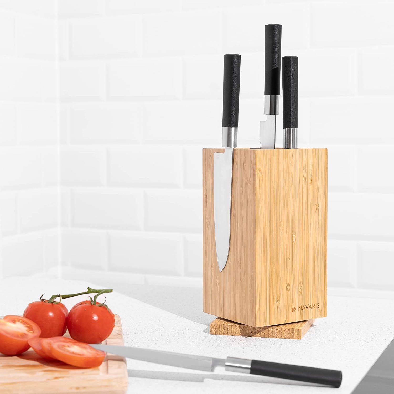 navaris-rotating-magnetic-bamboo-kitchen-knife-block-with-bristles-peristrefomeni-magnitiki-vasi-apothikefsis-maxairion-apo-ksilo-akakias-25-12-5-cm-brown-2.jpg