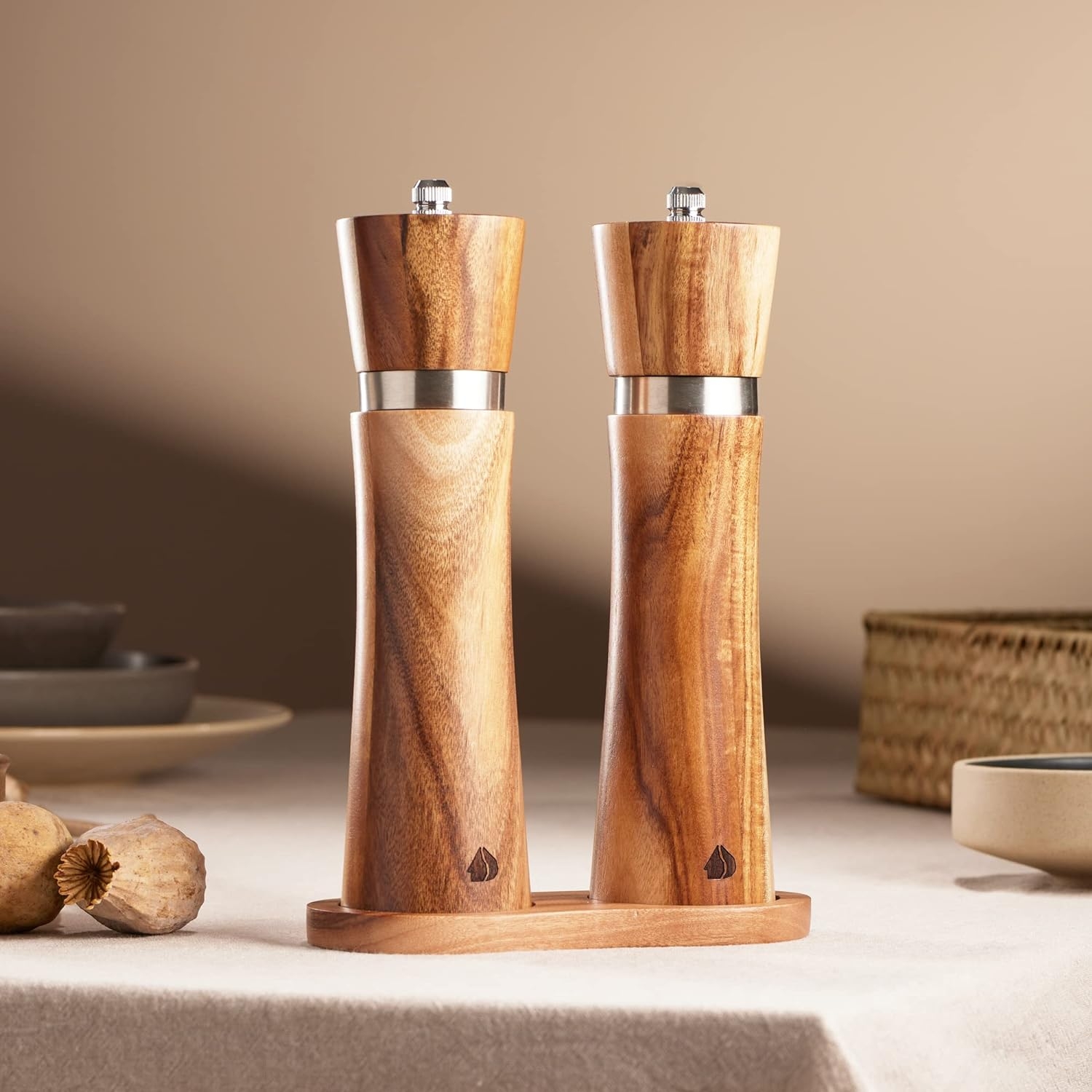 navaris-salt-and-pepper-grinder-set-with-wooden-tray-set-xeirokinitoi-miloi-baxarikon-doxeia-gia-alati-kai-piperi-me-vasi-apo-ksilo-akakias-brown-21-3-cm-acacia-wood-1.jpg