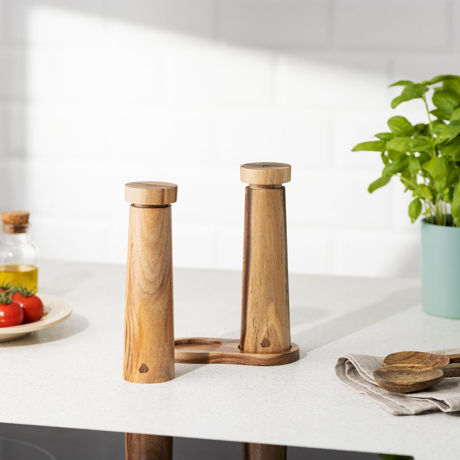 navaris-salt-and-pepper-mill-set-with-wooden-tray-set-xeirokinitoi-miloi-baxarikon-doxeia-gia-alati-kai-piperi-me-vasi-apo-ksilo-akakias-brown-acacia-wood-1.jpg