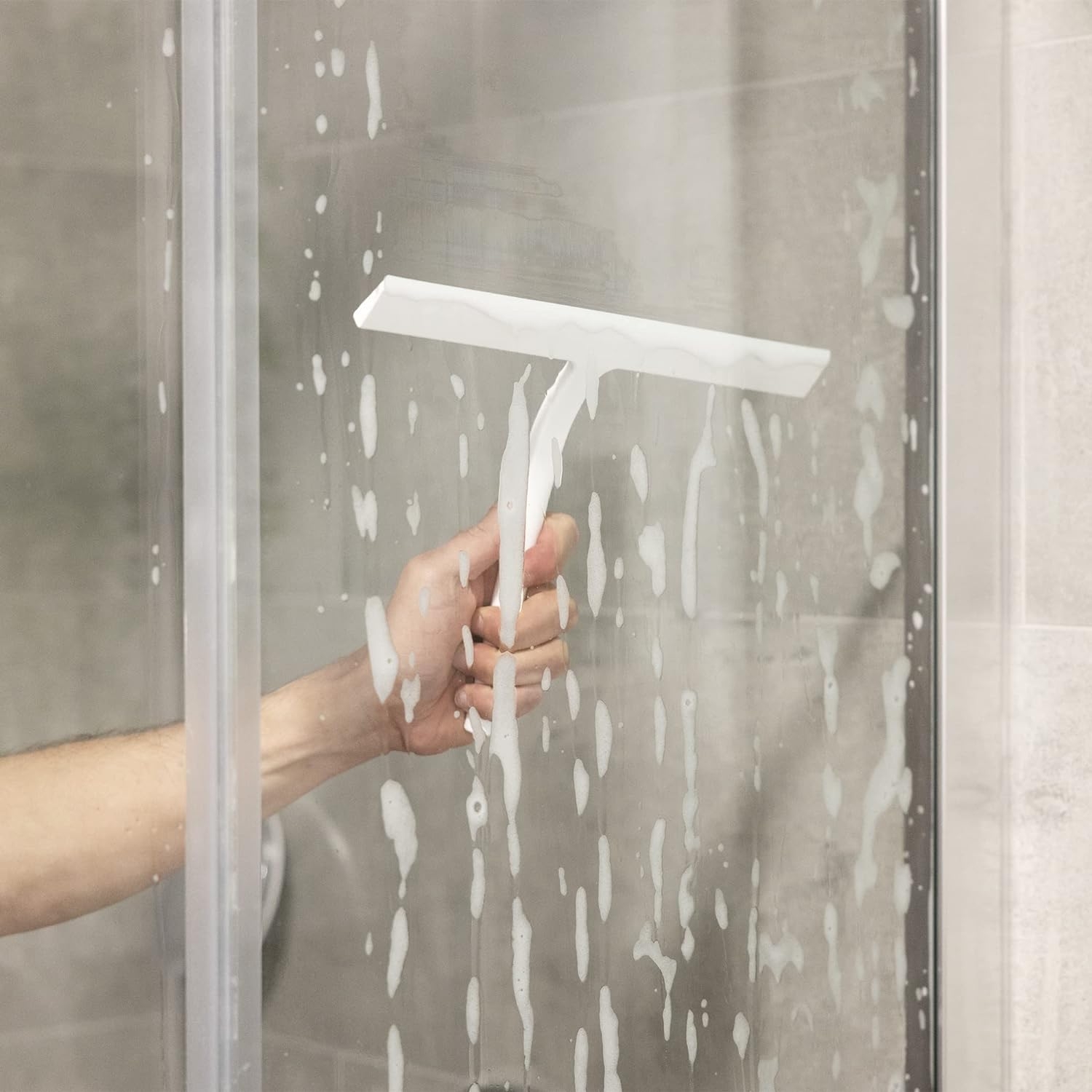 navaris-set-of-2-shower-cleaner-squeegees-set-me-2-maktra-xeiros-taf-katharistes-tzamion-douz-apo-silikoni-kai-anokseidoto-atsali-me-vaseis-stereosis-black-white-4.jpg