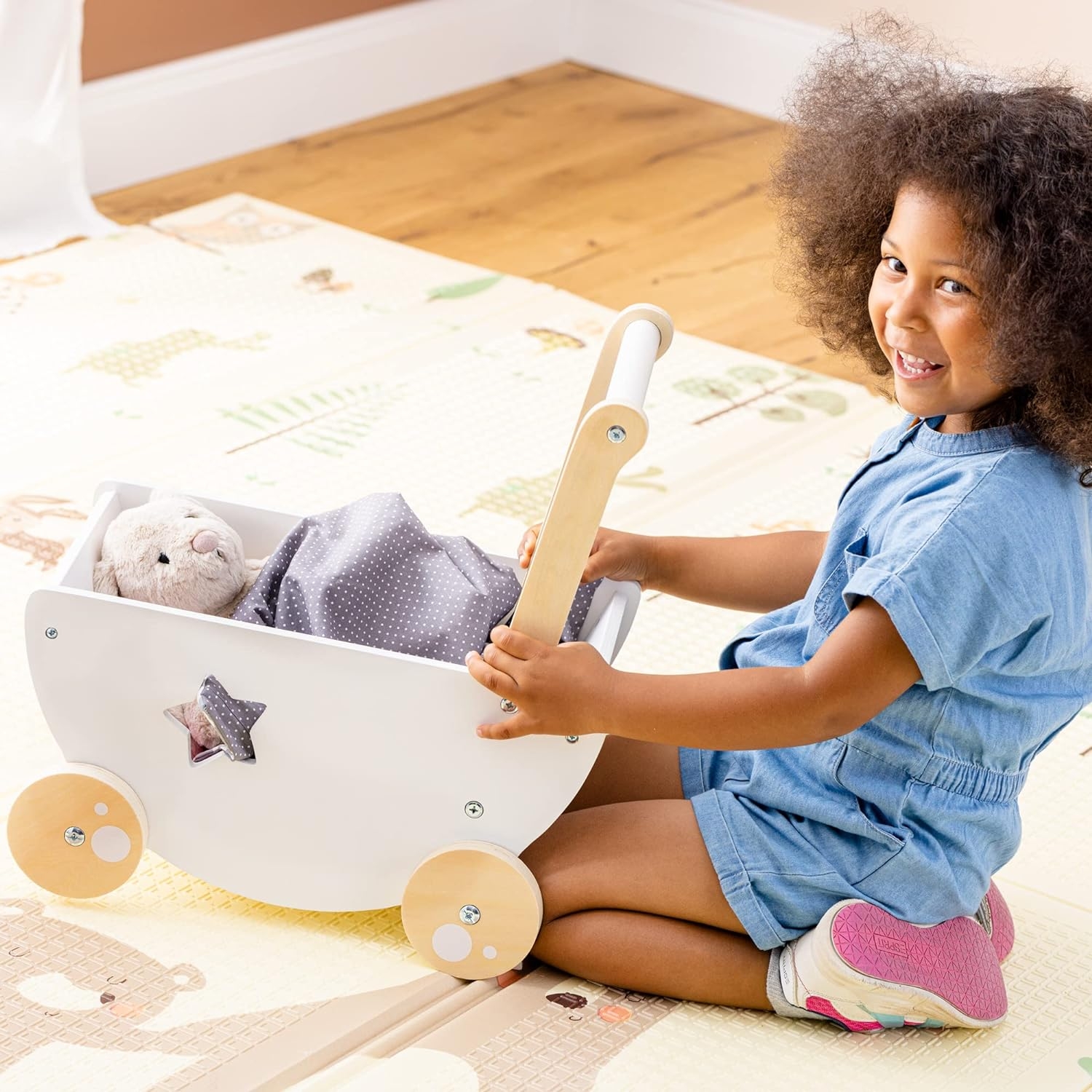 navaris-wooden-doll-pram-set-paidiko-ksilino-karotsaki-me-kouverta-kai-maksilari-gia-koukles-white-5.jpg