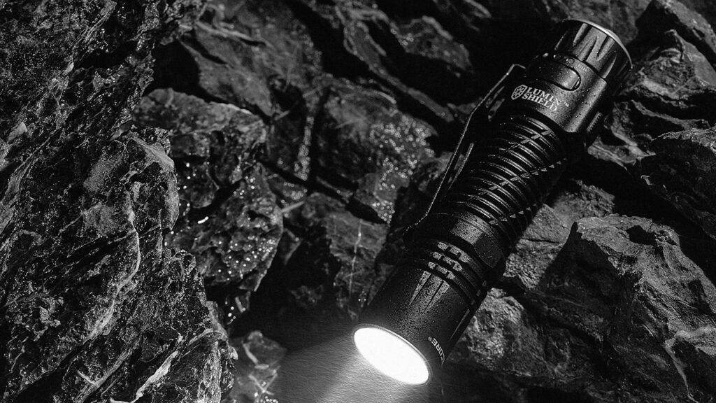 nitecore-edc33-anthektikos-adiavroxos-epanafortizomenos-fakos-led-uhi-4000-lumens-bataria-4000-mah-black-27.jpg