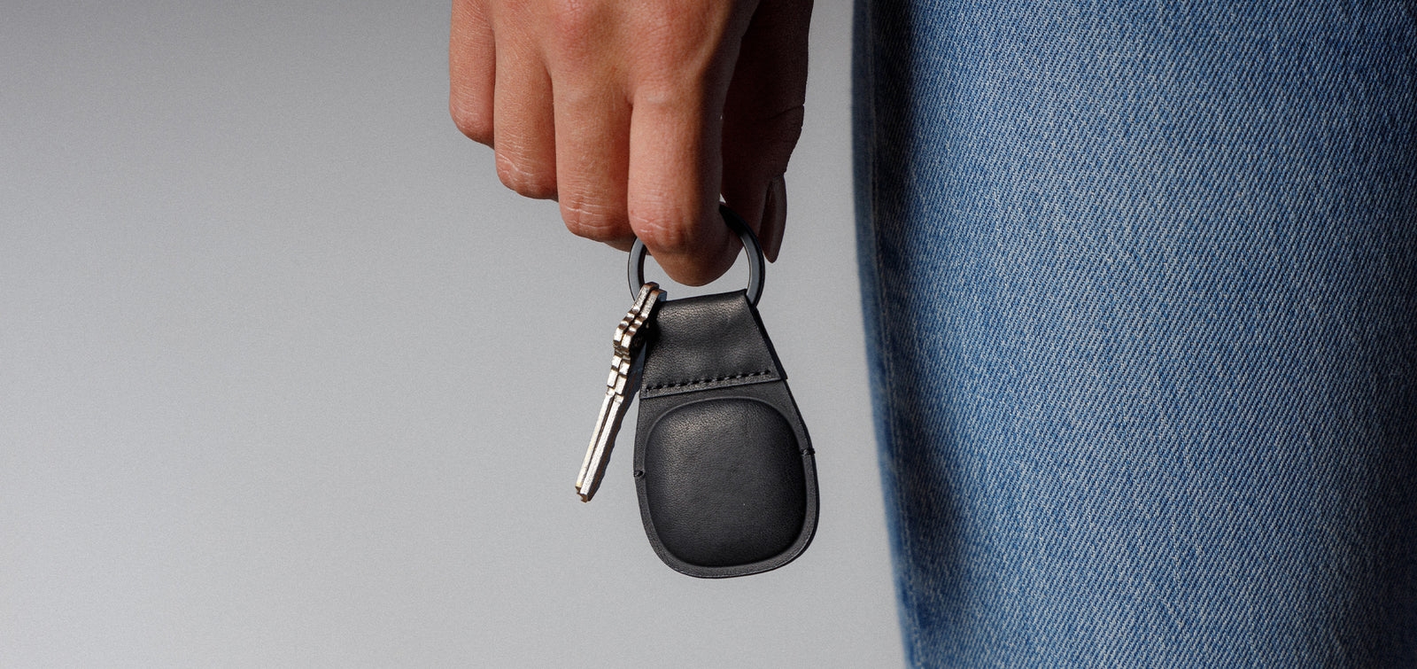 nomad-leather-keychain-dermatini-thiki-brelok-apple-airtag-black-6.jpg