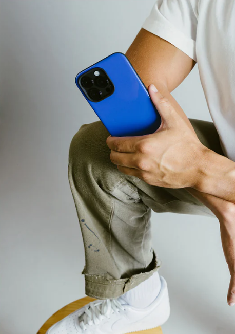 nomad-sport-case-skliri-thiki-magsafe-me-tpu-bumper-apple-iphone-15-pro-super-blue-11.png