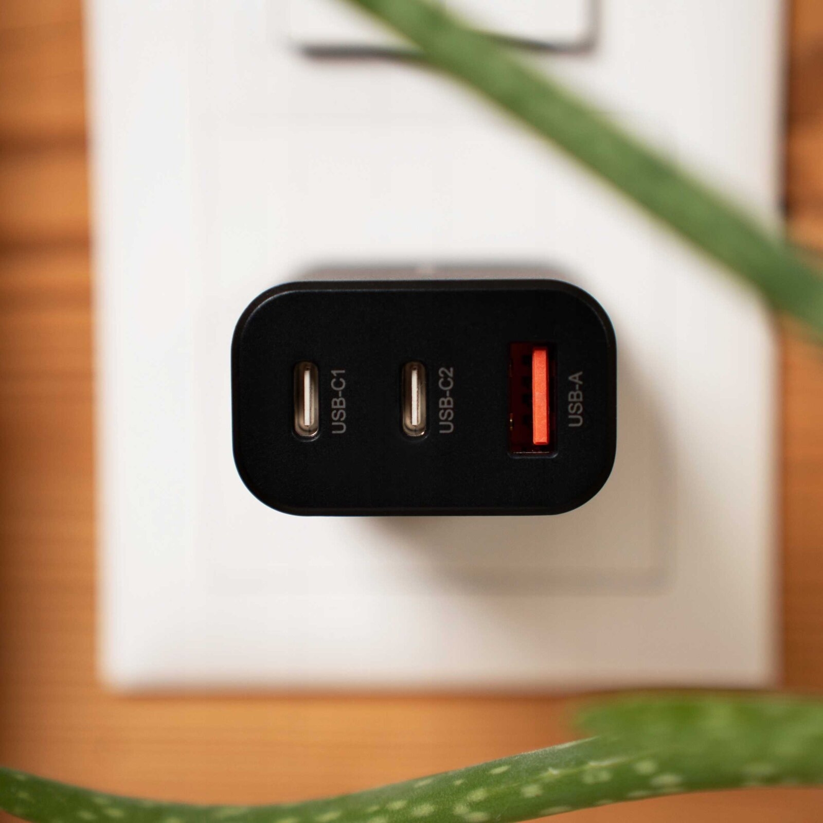 spacecase-sc003b-3-port-quick-usb-charger-taxifortistis-taksidiou-antaptoras-me-1-usb-a-2-type-c-30-w-black-13.jpg