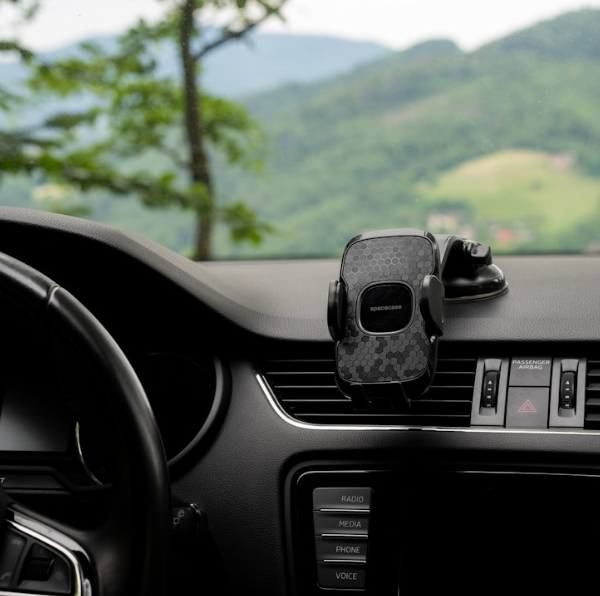 spacecase-sc14-ghost-series-dashboard-car-holder-universal-vasi-kiniton-4-7-inches-eos-7-inches-me-vendouza-gia-tablo-aftokinitou-black-7.png