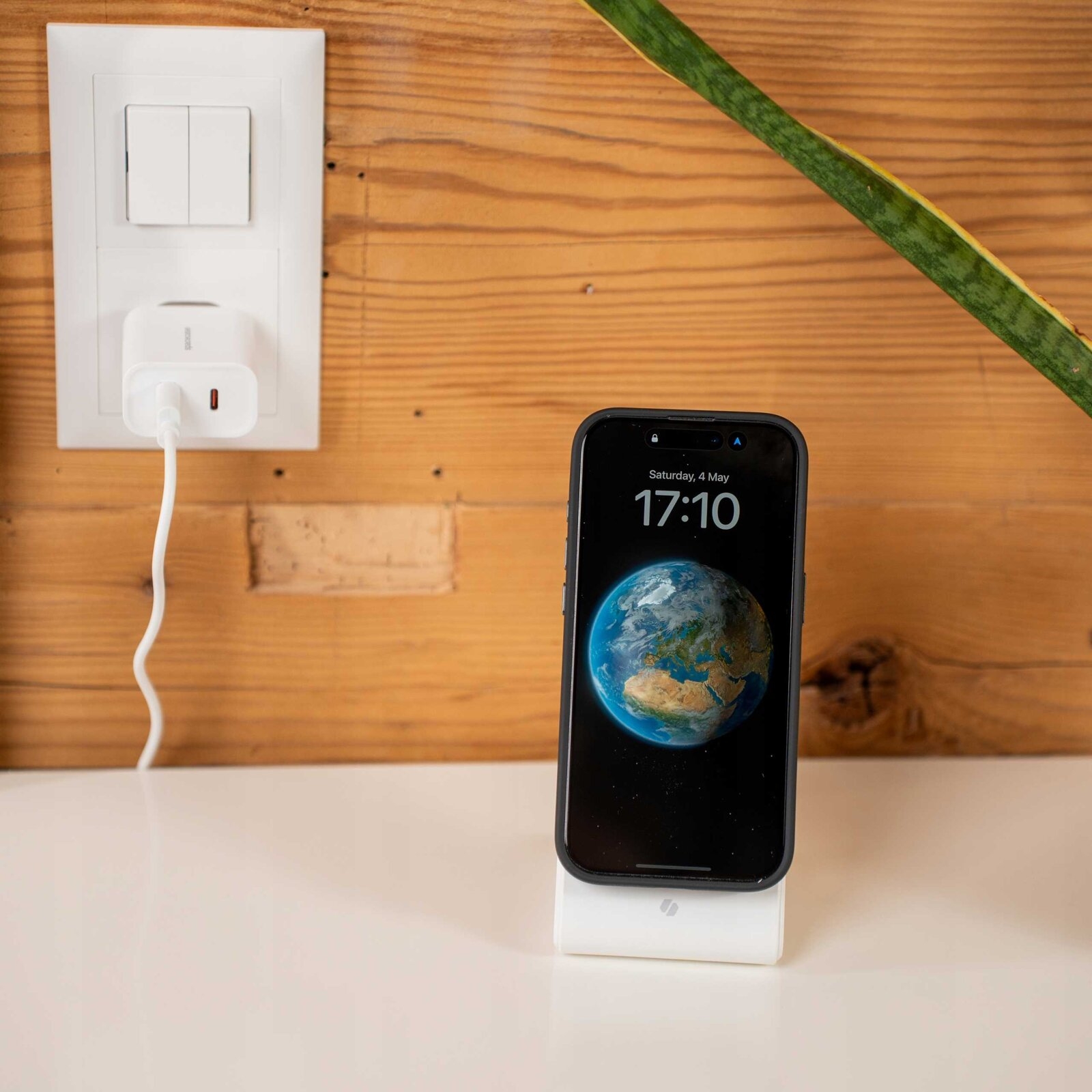 spacecase-wm2w-wireless-desktop-charger-magcharger-vasi-asirmatis-fortisis-magsafe-gia-iphone-15-14-13-12-15w-white-4.jpg