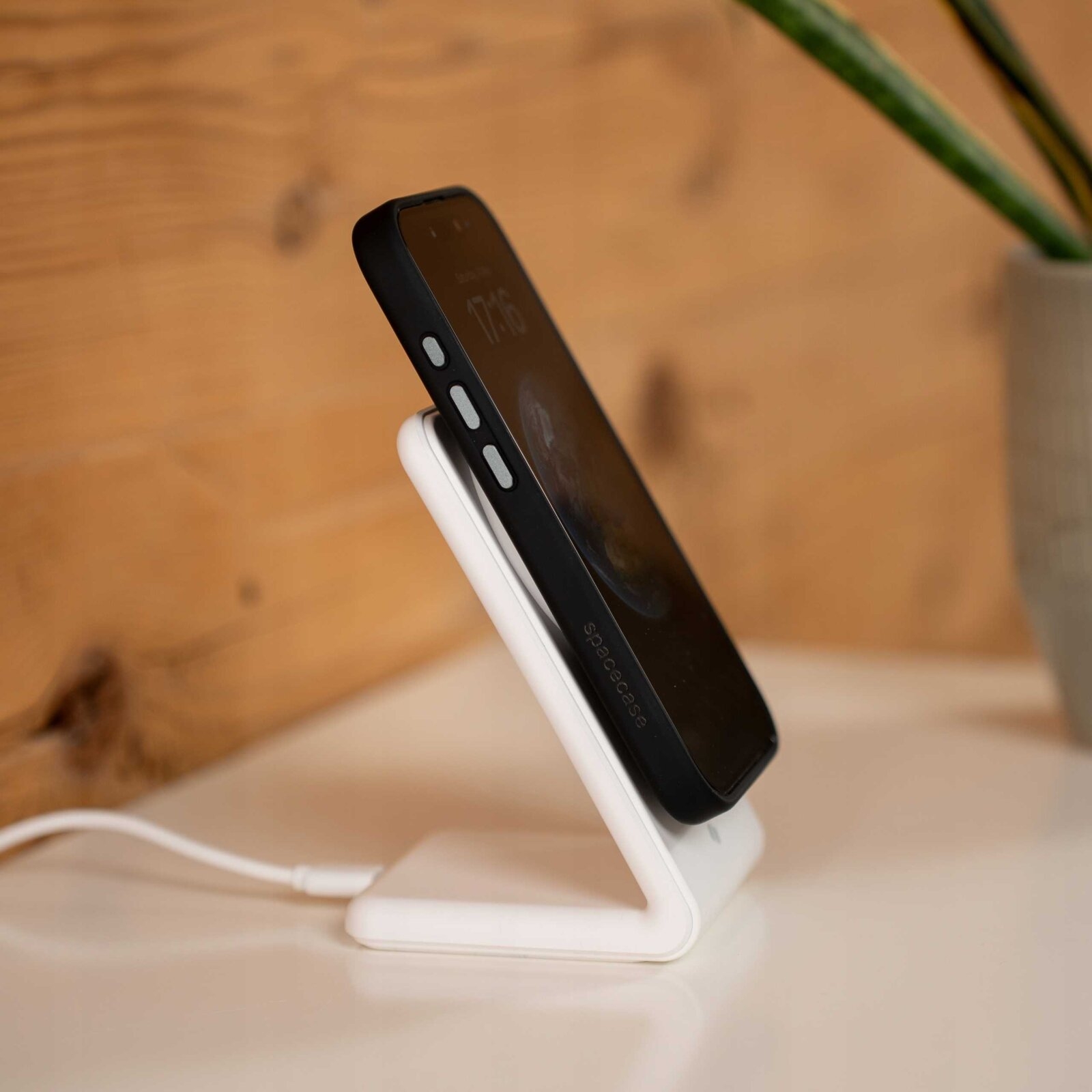 spacecase-wm2w-wireless-desktop-charger-magcharger-vasi-asirmatis-fortisis-magsafe-gia-iphone-15-14-13-12-15w-white-6.jpg