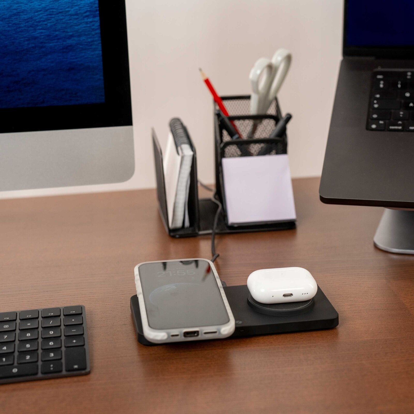 spacecase-wm3b-wireless-desktop-dual-charger-magcharge-vasi-asirmatis-fortisis-magsafe-gia-iphone-15-14-13-12-kai-airpods-15-w-black-5.jpg