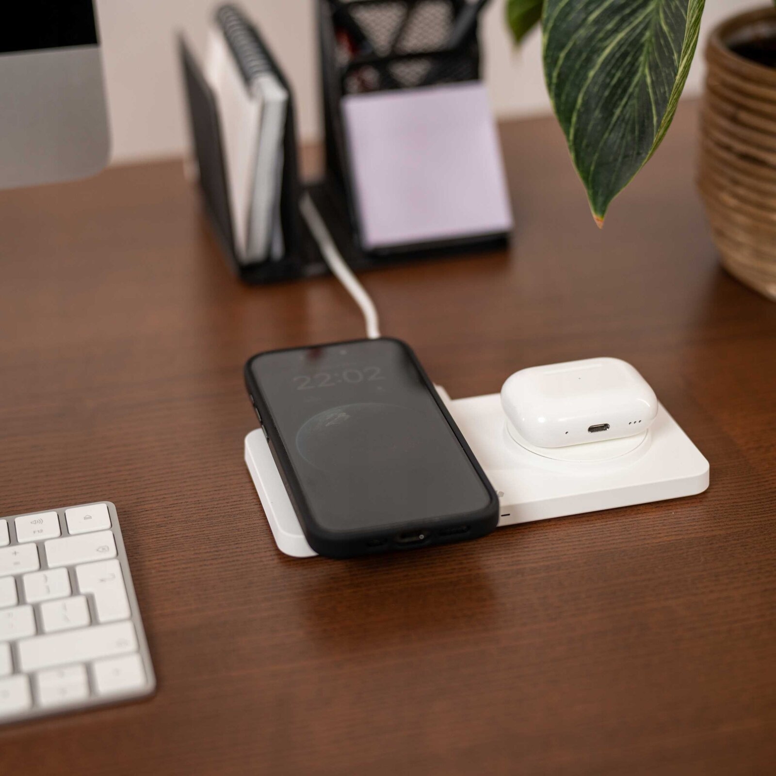 spacecase-wm3w-wireless-desktop-dual-charger-magcharge-vasi-asirmatis-fortisis-magsafe-gia-iphone-15-14-13-12-kai-airpods-15-w-white-7.jpg
