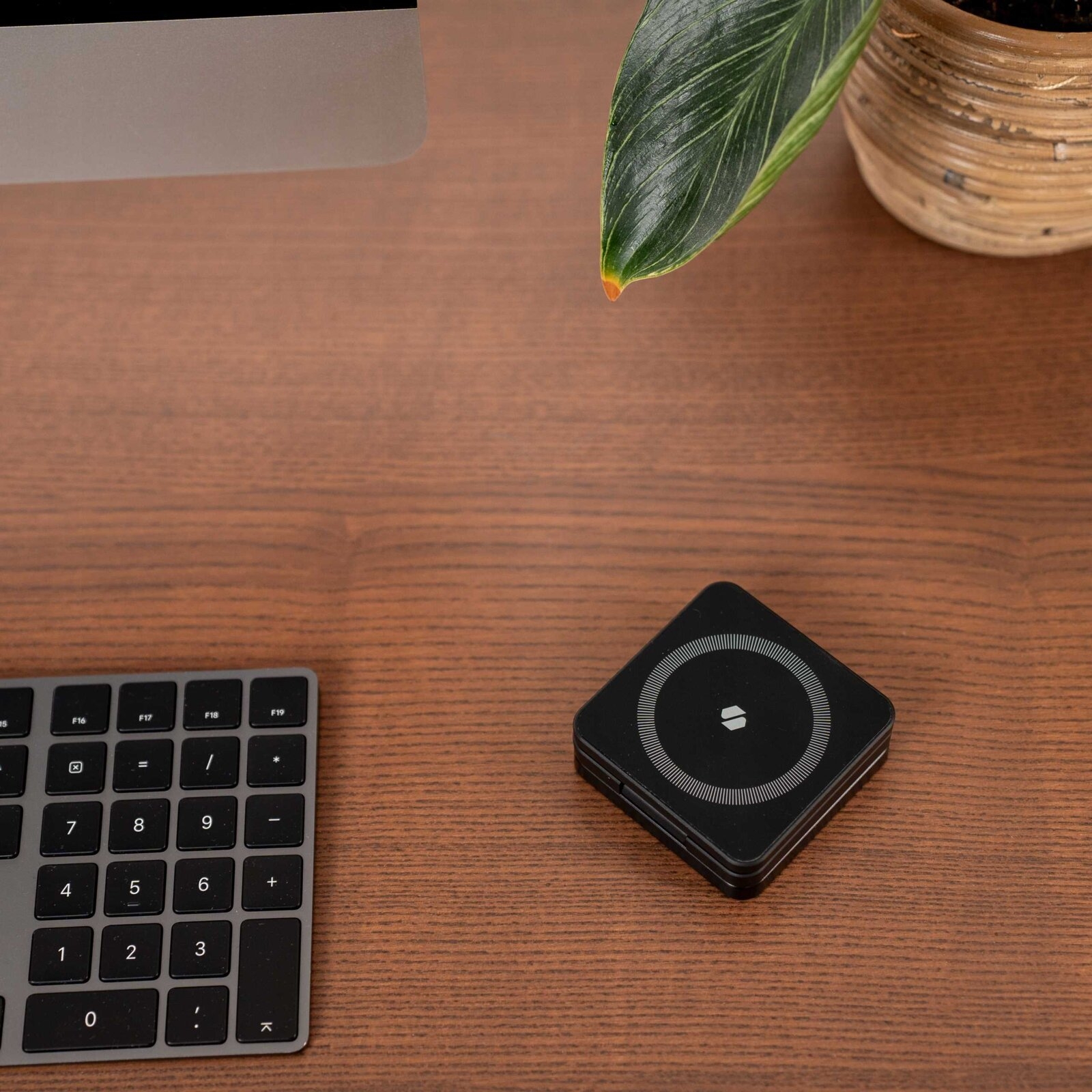 spacecase-wm4b-foldable-3-in-1-wireless-charger-magcharger-anadiploumeni-vasi-asirmatis-fortisis-magsafe-gia-iphone-15-14-13-12-airpods-apple-watch-15-w-black-4.jpg