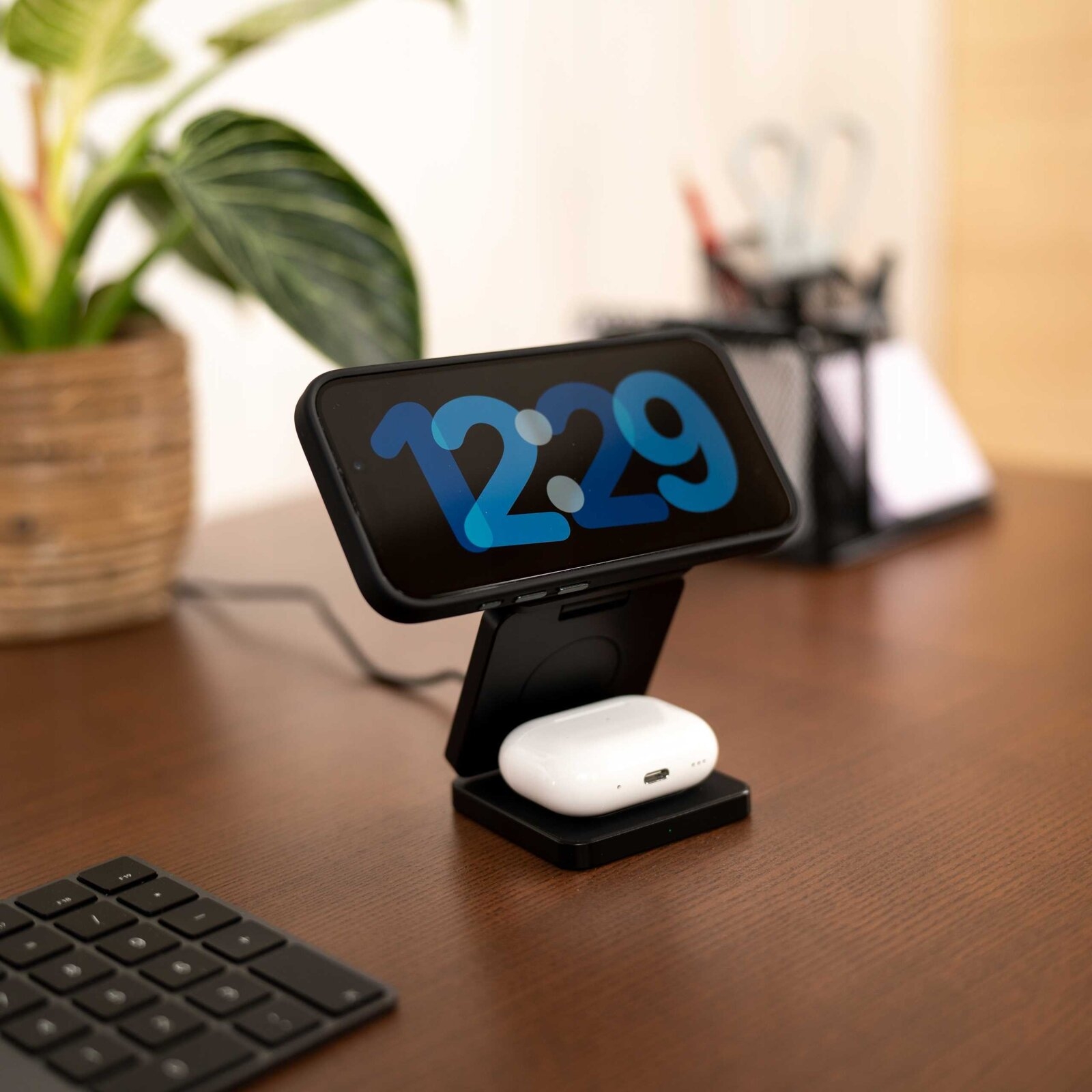 spacecase-wm4b-foldable-3-in-1-wireless-charger-magcharger-anadiploumeni-vasi-asirmatis-fortisis-magsafe-gia-iphone-15-14-13-12-airpods-apple-watch-15-w-black-5.jpg
