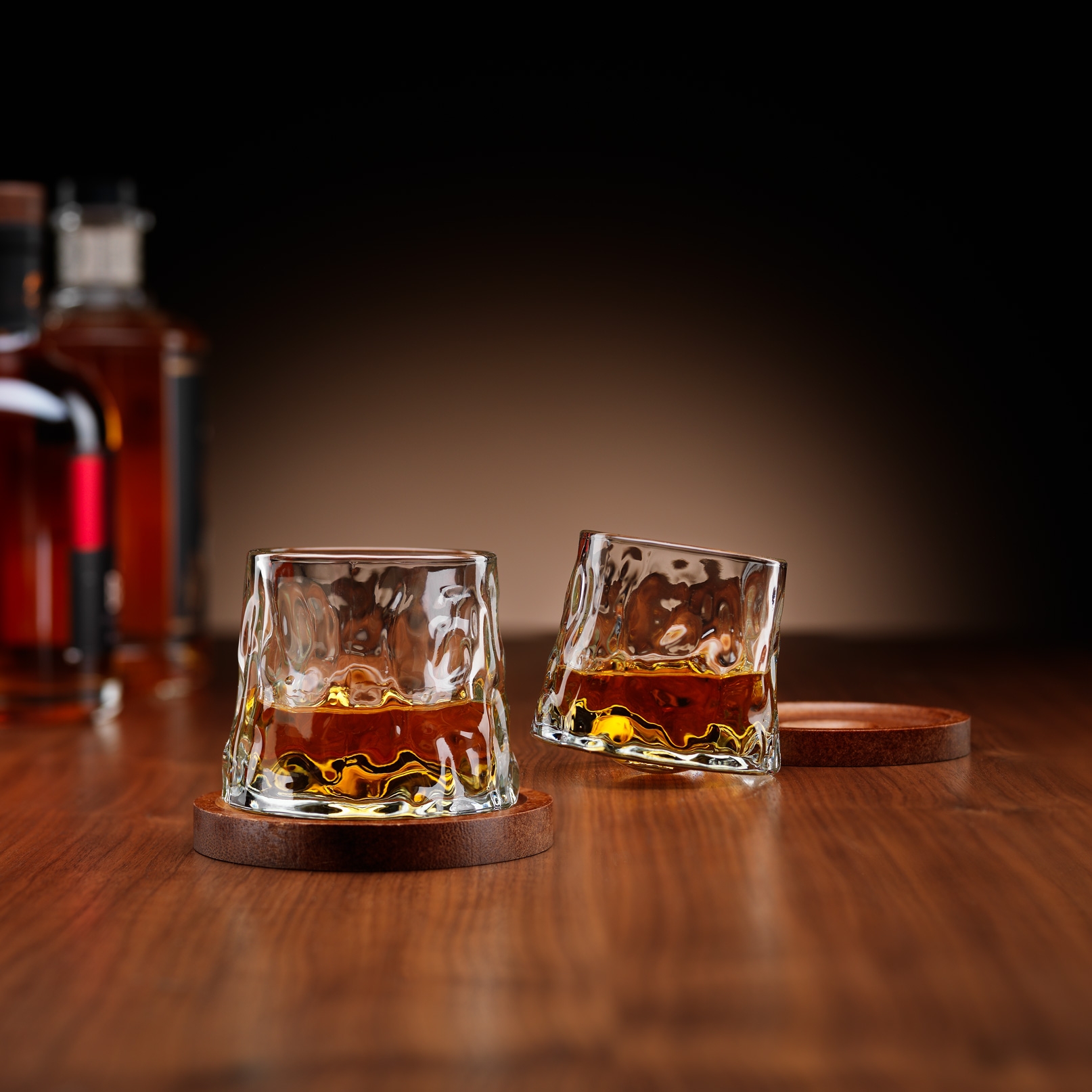 the-source-ingenious-rotating-whiskey-glasses-with-coasters-set-me-2-gyalina-peristrefomena-potiria-ouiski-me-ksilina-souver-1.jpg