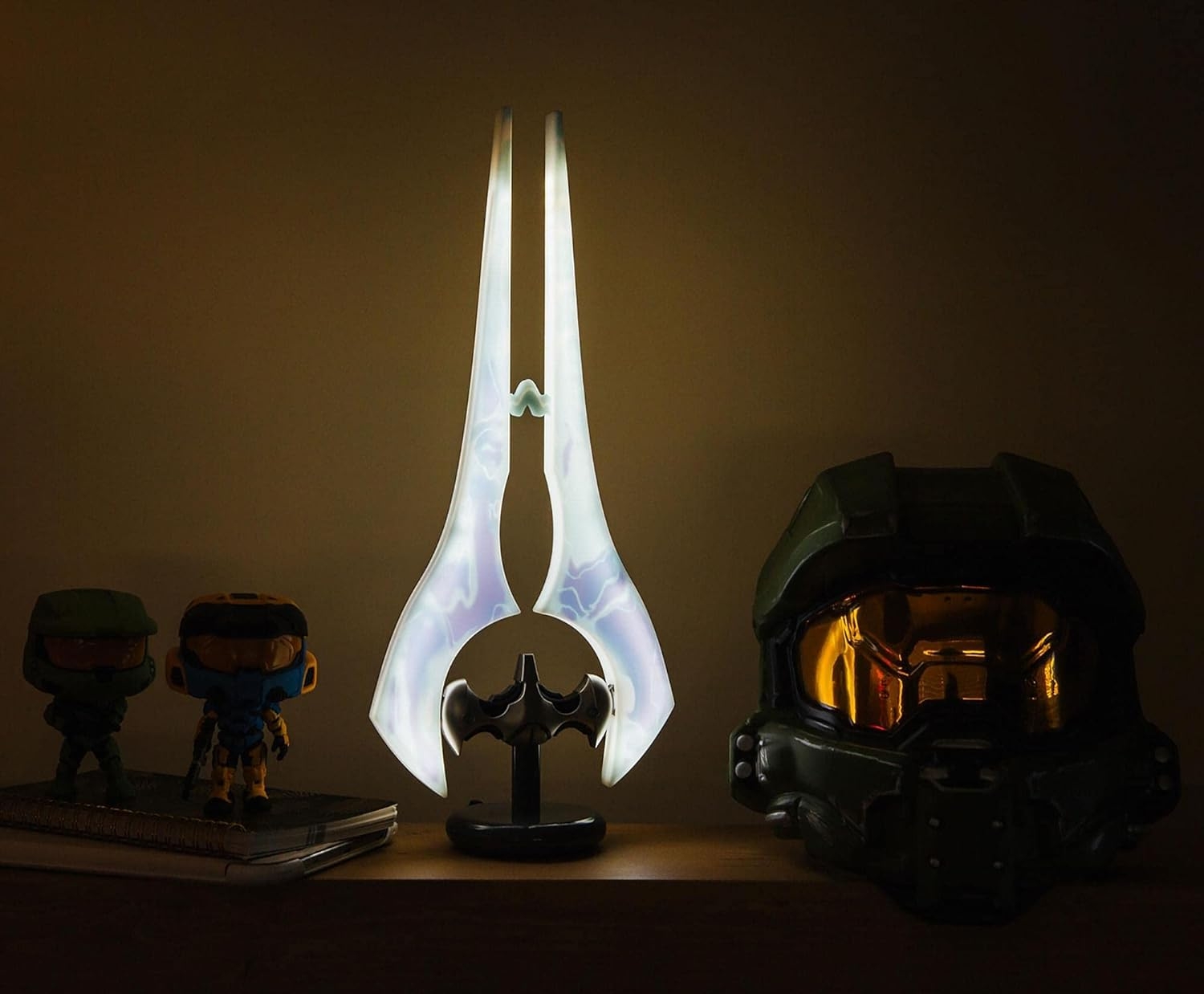 the-source-ukonic-halo-infinite-3dl-blue-energy-sword-collectable-desktop-light-epitrapezio-fotistiko-led-se-sxima-energeiakou-ksifous-35-6-cm-2.jpg