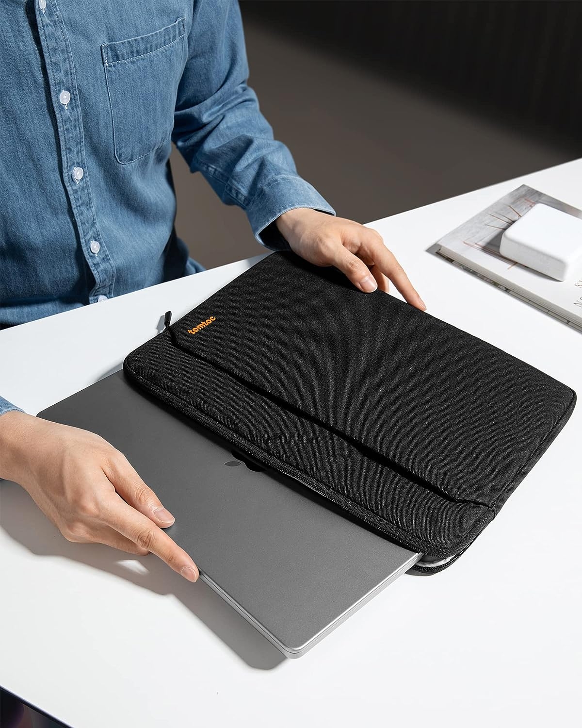 tomtoc-light-a18-laptop-sleeve-thiki-gia-laptop-14-inches-black-4.jpg