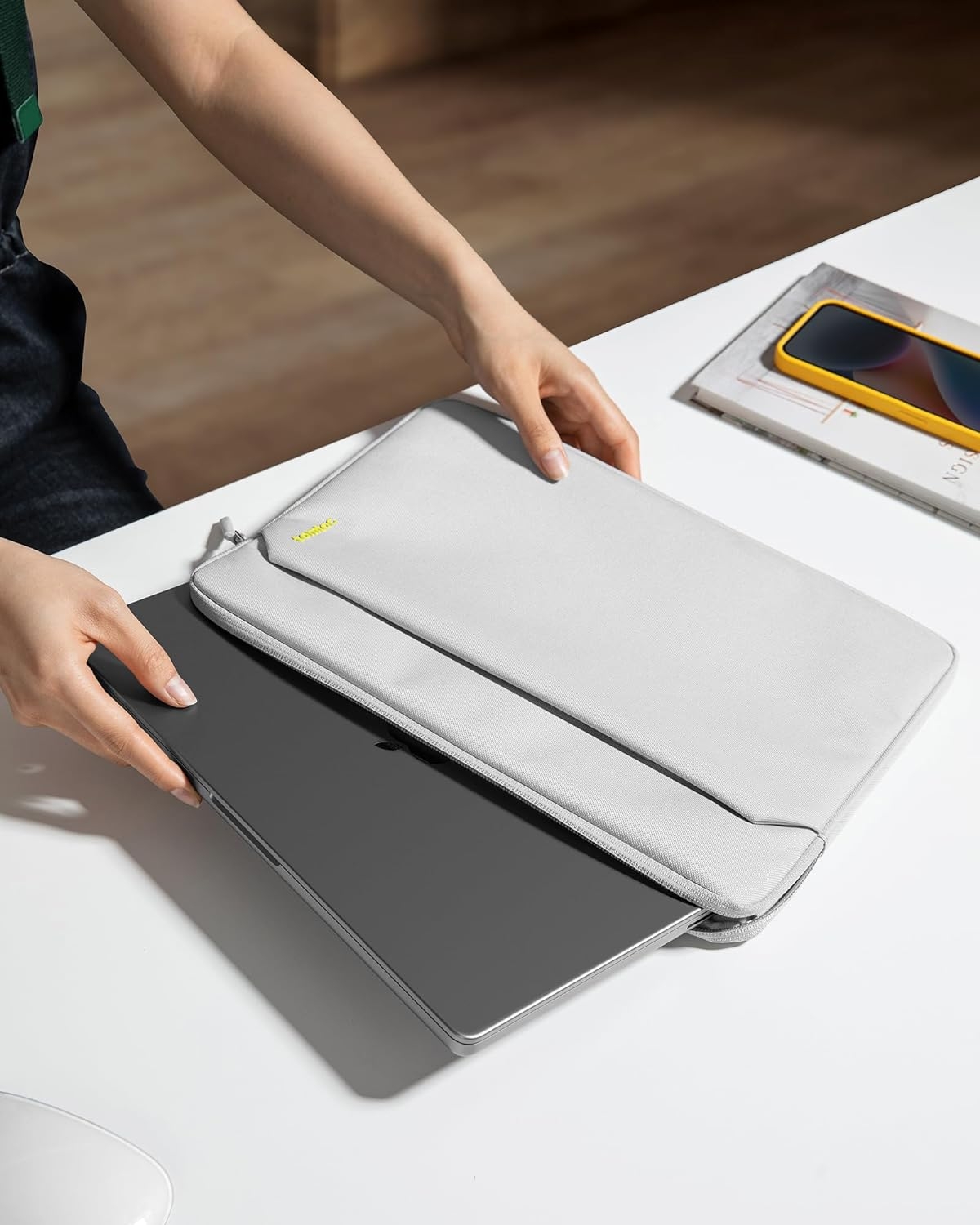 tomtoc-light-a18-laptop-sleeve-thiki-gia-laptop-14-inches-light-gray-6.jpg