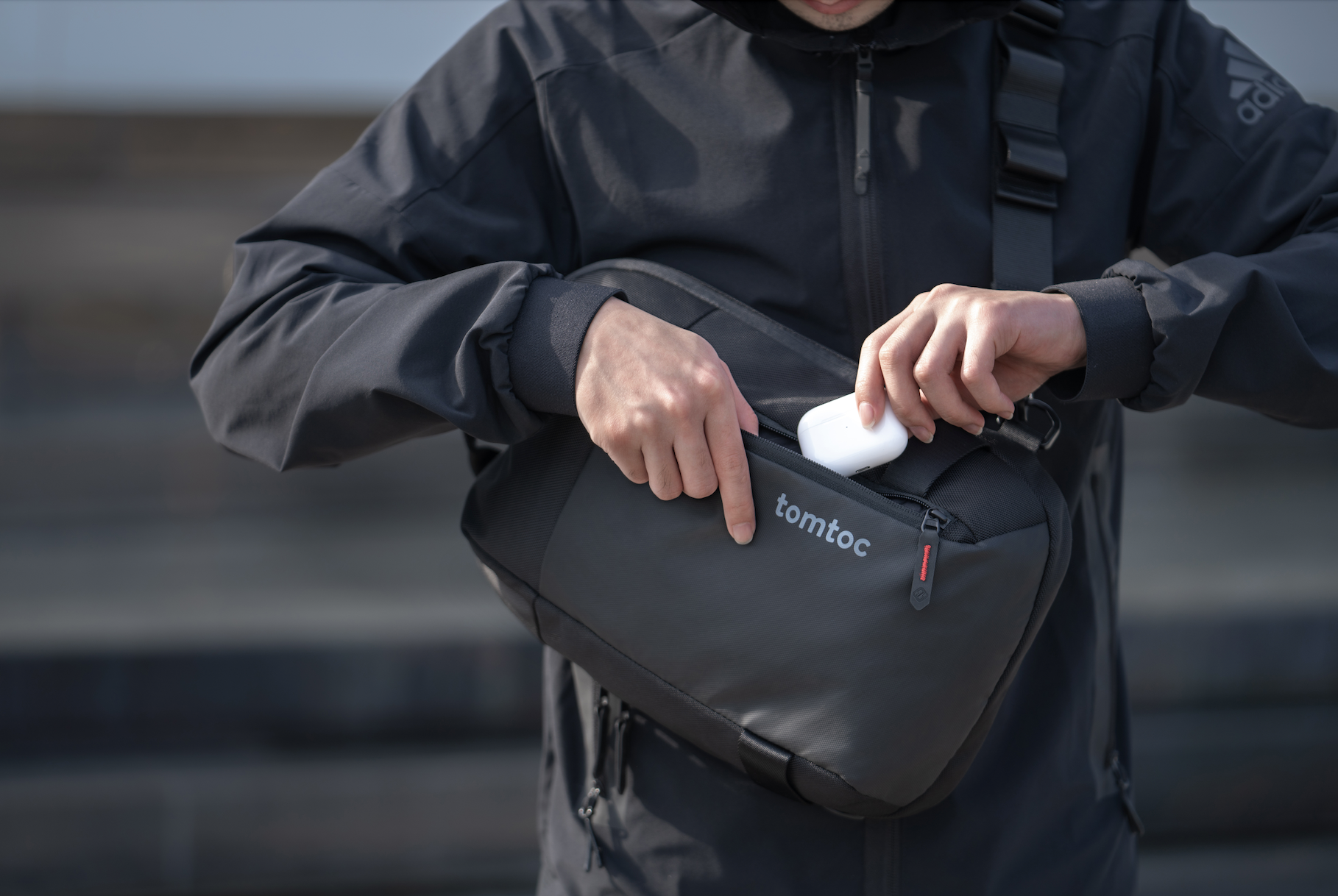 tomtoc-navigator-t24-sling-bag-sakidio-tsanta-platis-kai-metaforas-laptop-eos-13-14-inches-kai-tablet-eos-11-inches-7-litre-black-10.png