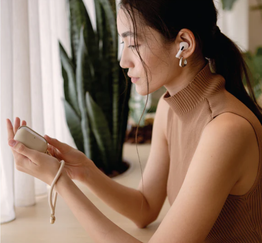 uniq-coehl-haven-premium-skliri-thiki-apo-okologiko-derma-me-louraki-xeiros-apple-airpods-pro-2nd-gen-cream-2.png