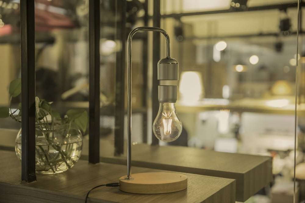allocacoc-levitating-light-bulb-table-lamp-magnitiko-epitrapezio-eoroumeno-fotistiko-silver-4.jpeg