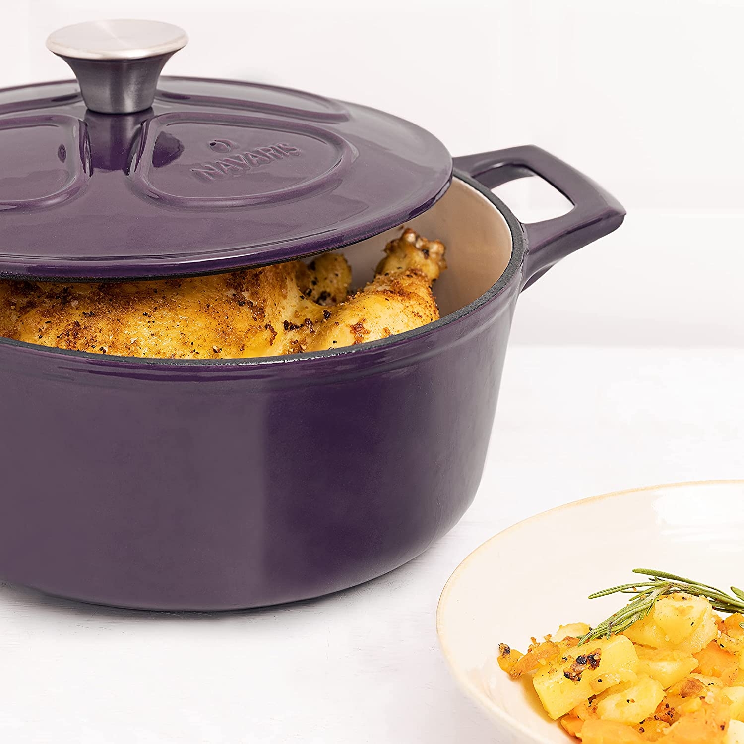 navaris-cast-iron-casserol-dish-with-lid-antikolitiki-katsarola-apo-xitosidiro-gia-esties-fourno-24-cm-3-5-litra-purple-5.jpg