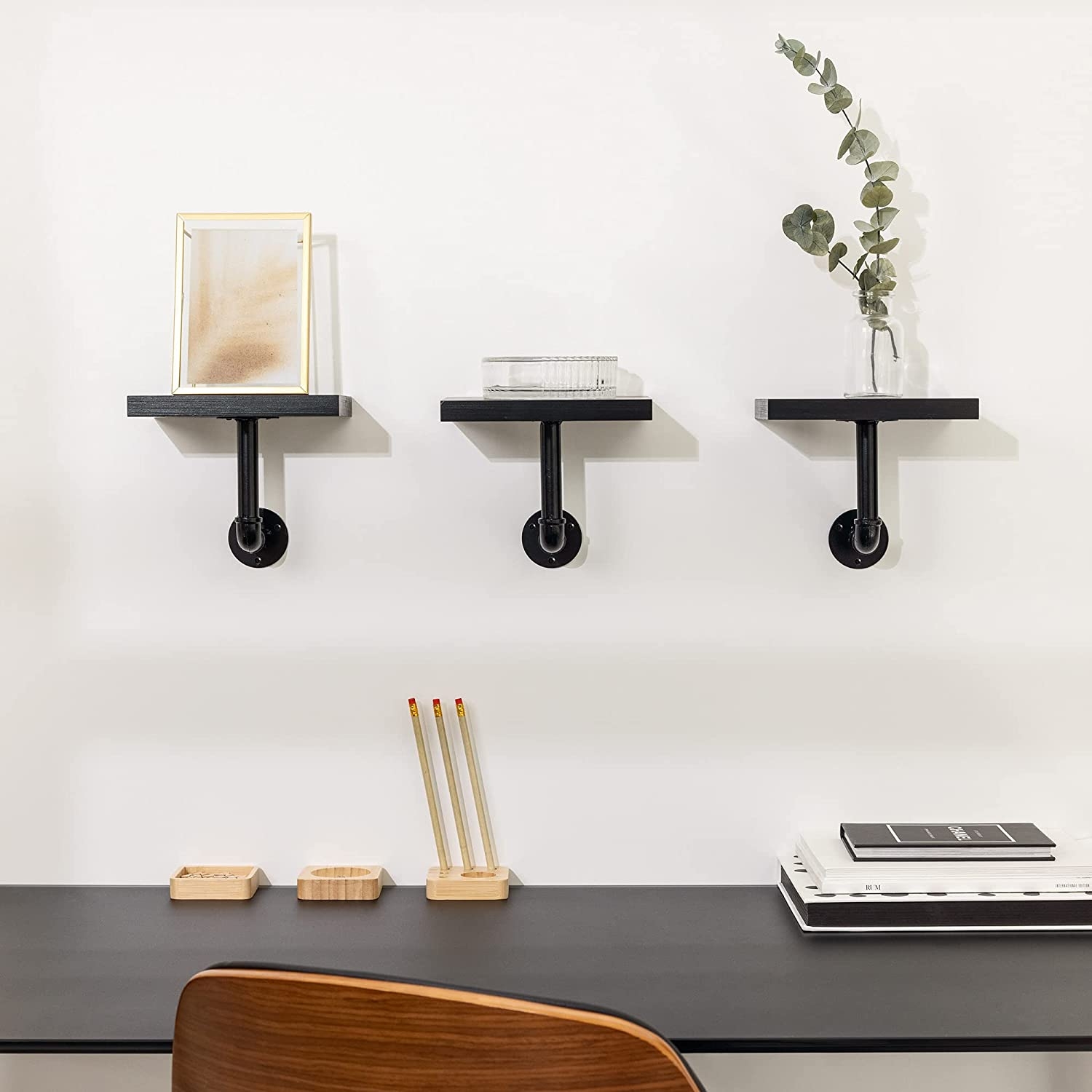 navaris-decorative-shelves-set-3-rafia-apo-ksilo-pefkou-me-vasi-apo-metallo-black-3.jpg