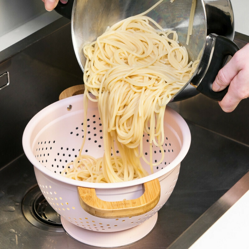 navaris-metal-colander-with-bamboo-handles-metalliko-sourotiri-me-laves-apo-bamboo-2-8-l-pink-1.jpeg